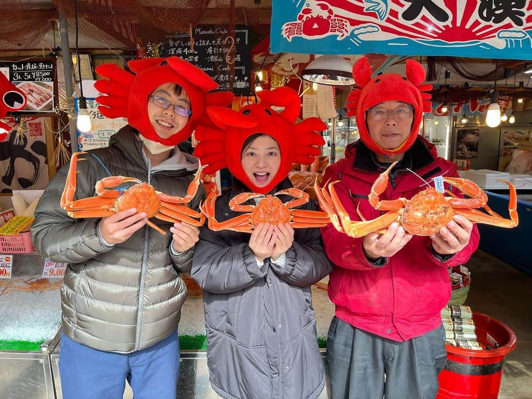 朝市広場のインスタグラム：「ご来店ありがとうございます🙇 お腹の赤ちゃんと一緒にカニさんの味を楽しんでね😉 産まれたら顔を見せに来てね😊  #かに #松葉がに #セコガニ #柴山がに  #かに刺し #浜坂ガニ #津居山蟹 #香箱ガニ  #ズワイガニ  #かにしゃぶ #かにすき #記念撮影 #贈り物  #かに料理 #城崎温泉 #商品紹介  #湯楽 #朝市広場 #カニと撮影できます #カニ好きと繋がりたい #全国宅配 #ネット通販 #japan #kinosaki #trip #crab #YouTube」