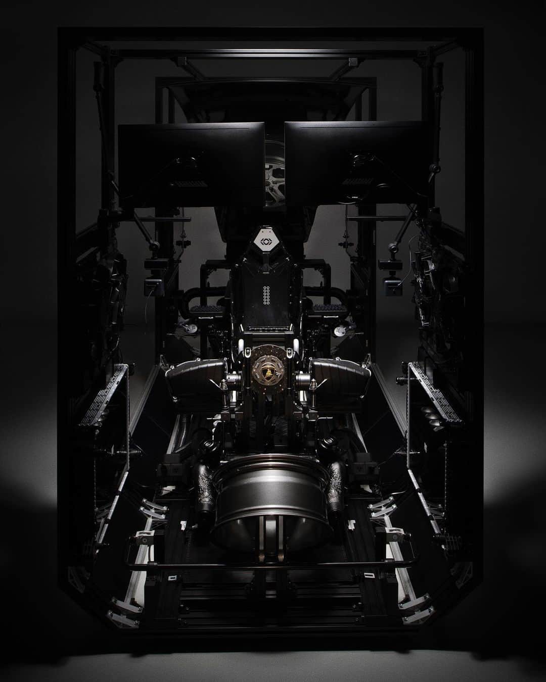 池内啓人のインスタグラム：「“Chasing the Future”  2023年2月21日  アウトモビリ・ランボルギーニは今年2023年に創立60年を迎えました。 この素晴らしいアニバーサリーイヤーに、ランボルギーニと日本で最も革新的な現代美術家であるIKEUCHIによる前衛的なコラボレーションが実現。 60周年記念のモットーである 「The future began in 1963」にインスパイアされ、 「Time Gazer」と「Huracán STO Time Chaser_111100」の制作を含むこの共同プロジェクトを「Chasing the Future」と名付けました。 アウトモビリ・ランボルギーニChairman and CEOのStephan Winkelmannは次のように述べています。 「60周年という記念すべき年に、IKEUCHI氏と一緒にこの作品を発表できることを大変誇りに思います。Huracán STO Time Chaser_111100は、伝統と革新、過去と未来を真に調和させ、ランボルギーニの価値観を完璧に体現しています。60周年という節目に、ランボルギーニはこれからも大胆で型破りなブランドとして、挑戦を絶やすことなく成長し続けることを約束します」   アウトモビリ・ランボルギーニは、53カ国にある180のディーラーの強力なネットワークを活かしながら、創立60周年を記念して、様々なマーケットが国際的に有名なアーティストと協力する横断的なプロジェクトを実施することを決定。ランボルギーニは過去を打ち破り、現在、そして未来において、常にランボルギーニを際立たせてきたコアバリューをあらゆる形を通して実現するために、アートに投資してきました。この日本初のコラボレーションはIKEUCHIとともに東京で発表されました。   作品を手掛けたIKEUCHIは次のように述べている。 「ランボルギーニのようなブランドと、特に60周年という記念すべき年にコラボレーションを実現することができ大変光栄です。ランボルギーニは私のアートと同じように、常に未来をカタチづくり、常に挑戦しようと努力しているブランドです。Time GazerとHuracán STO Time Chaser_111100は歴代のアニバーサリーモデルのオリジナルパーツを取り込んで制作しており、ランボルギーニの歴史を讃えるものでもあります。進化を続けるランボルギーニの門出として、オーナー様はもちろんのこと、多くの方にこの作品を楽しんでいただければと思っています。」   これらのプロジェクトはランボルギーニとIKEUCHIに共通するテーマ、すなわち「時間」と「タイムレス」を最大限に追求したものです。ランボルギーニのオリジナルパーツを用いて製作されたTime Gazerは、ランボルギーニの進化というレンズを通して、過去、現在、未来というIKEUCHI氏のビジョンを凝縮した大規模なアートピースです。   Huracán STO Time Chaser_111100はIKEUCHIのテーマであるサイバネティクスと、ランボルギーニの60年の歴史、常に時代の先端を行き、過去のルールを破る創造的表現という共通の価値を見事に表現した世界に一台の限定版「Opera Unica」です。このOpera Unicaにはランボルギーニの伝統が色濃く反映されており、歴代のアニバーサリーモデルのローンチカラーを車体全体に採用し、ネーミングにも60のバイナリコードである111100を使用しています。   IKEUCHIはランボルギーニの豊かなレガシーからインスピレーションを得て、Lamborghini Countach 25th Anniversary、Lamborghini Diablo SE30、Lamborghini Murciélago 40th Anniversary、Lamborghini Aventador LP-720-4 50th Anniversaryなどといった記念モデルからオリジナルの部品を使用し制作しています。 これらのパーツなどを組み合わせ、Huracán STOをIKEUCHIならではの未来的なサイバー・インダストリアルスタイルで解釈しました。  アウトモビリ・ランボルギーニHead of JapanのDavide Sfrecolaは次のように述べています。「このような素晴らしい作品を日本の未来を背負うアーティストと一緒に作り上げることができ大変嬉しく思います。壊れたマザーボード、プラスチック、電気配線などを複雑に組み合わせてサイバーパンクの黙示録的な美学を確立し、数千年の伝統と現代文化に彩られた日本で、IKEUCHI氏は人間とテクノロジーのつながりを増幅させ掘り下げているのです。そこにはあらゆる形の芸術に対する大きな情熱があり、日常生活の中にさえも溶け込んでいます。色彩豊かな国をより一層彩るブランドとして、このコラボレーションは日本とアウトモビリ・ランボルギーニの認知度をさらに高めることに貢献するでしょう」  #lamborghini #lambo60  #ikeuchiproducts」