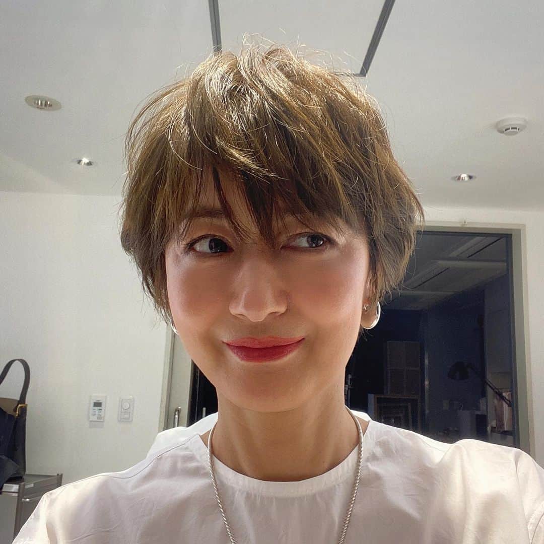 富岡佳子のインスタグラム：「ライトの下で撮ると金髪みたいに見えますが…3枚目が近いヘアカラーです。 メイクも💄可愛いお色です。 @cledepeaubeaute  ルージュ・クレームブリアン 205 4／21発売だそうです。」