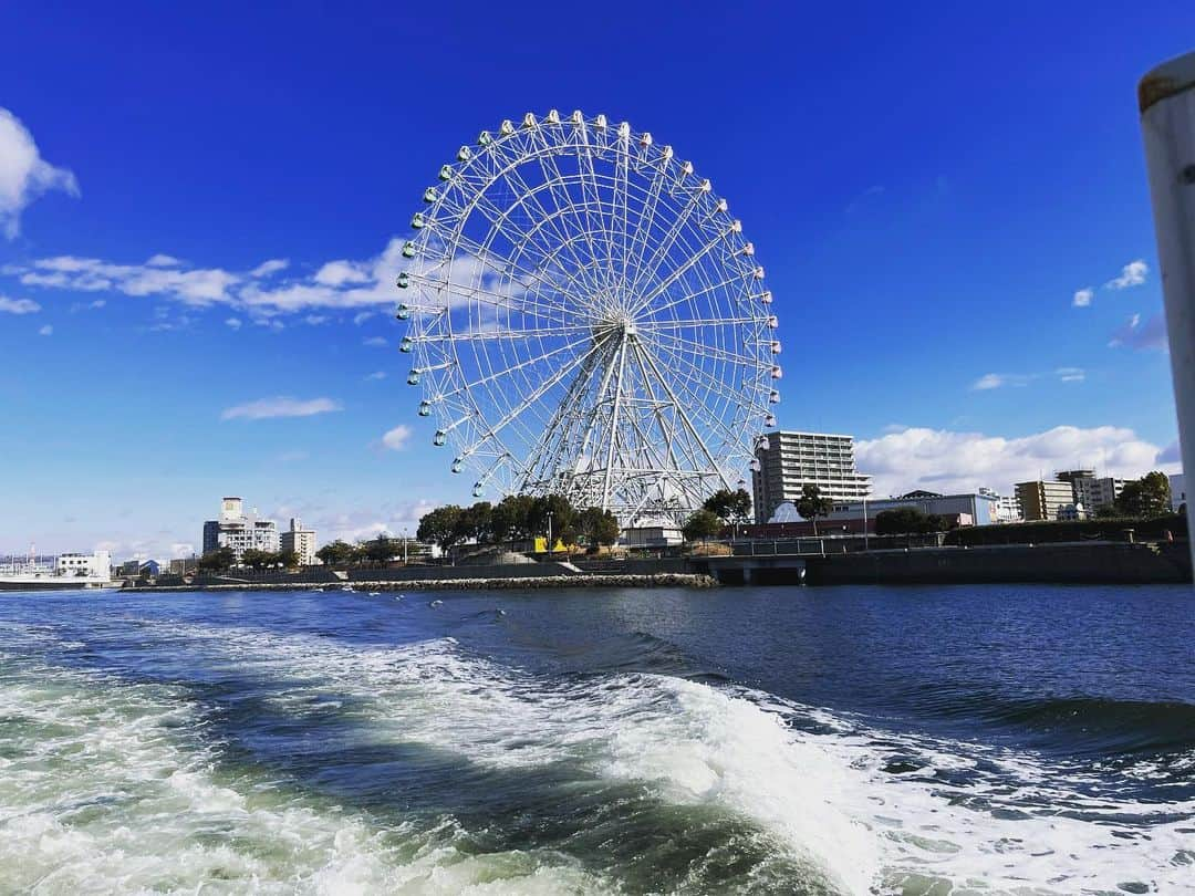 鈴木康一郎さんのインスタグラム写真 - (鈴木康一郎Instagram)「船で名古屋観光。  中京テレビ「ナゴヤかるた」の取材でクルーズ名古屋に乗りました。  ささしまライブ・キャナルリゾート・みなとアクルス・ ガーデンふ頭・金城ふ頭など、 名古屋市内を船で移動することができます。  個人的には、シートレインランドの観覧車と 中川運河を一緒に撮影した写真が好み。  名港トリトンを下から眺めるのも魅力的でした。 （底面もきれいなんだぁなと感動！(笑)）  船に乗らないとみられない景色も（写真2枚目）。 昔の名古屋港の灯台です。 戦争の記憶を後世に伝える貴重な灯台です。 ※関係者以外立ち入り禁止の場所なので、船に乗らないと見えないのです  船に乗ることを目的とする休日の過ごし方もいいなぁと感じました。 今度息子を連れて乗ってみよ～っと。  取材の模様は、今度の日曜日のナゴヤかるたで放送します。 【今月２６日（日）午後 ５時２５分～ ５時３０分】 ぜひご覧ください！  ちなみに、再放送は… ・２月２６日（日）深夜２６時１５分～２６時２０分 ・２月２７日（月）深夜２４時５４分～２４時５９分 です。」2月24日 14時38分 - suzuki_ko1ro