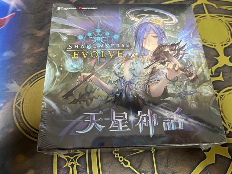 水野夏子さんのインスタグラム写真 - (水野夏子Instagram)「本日発売！ 天星神話✨  発売おめでとうございます☺️ 私の大好きなコードギアスとのコラボ😭💓  1ボックス目開封はYouTubeにアップしました😊   #シャドウバース #エボルヴ #shadowverse #シャドバ　#Shadowverse EVOLVE #コードギアス」2月24日 14時46分 - natsukonatsu0830