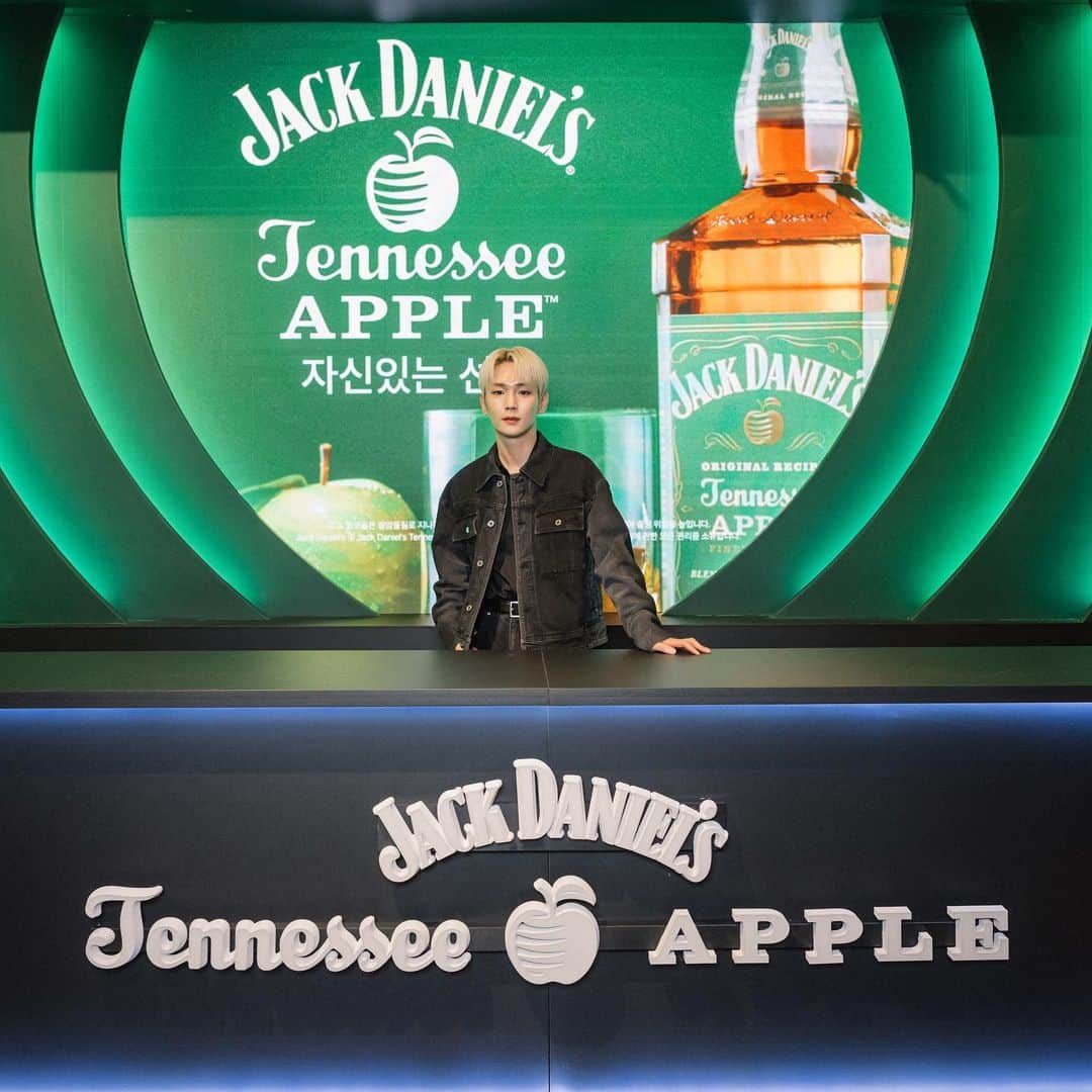 キー さんのインスタグラム写真 - (キー Instagram)「넘 상큼하잖아!! 🍏 #ad #잭애플 #잭다니엘스 #잭애플팝업  Drink Responsibly. 경고: 알코올은 발암물질로 지나친 음주는 간암, 위암 등을 일으킵니다. 임신 중 음주는 기형아 출생 위험을 높입니다.」2月24日 14時42分 - bumkeyk