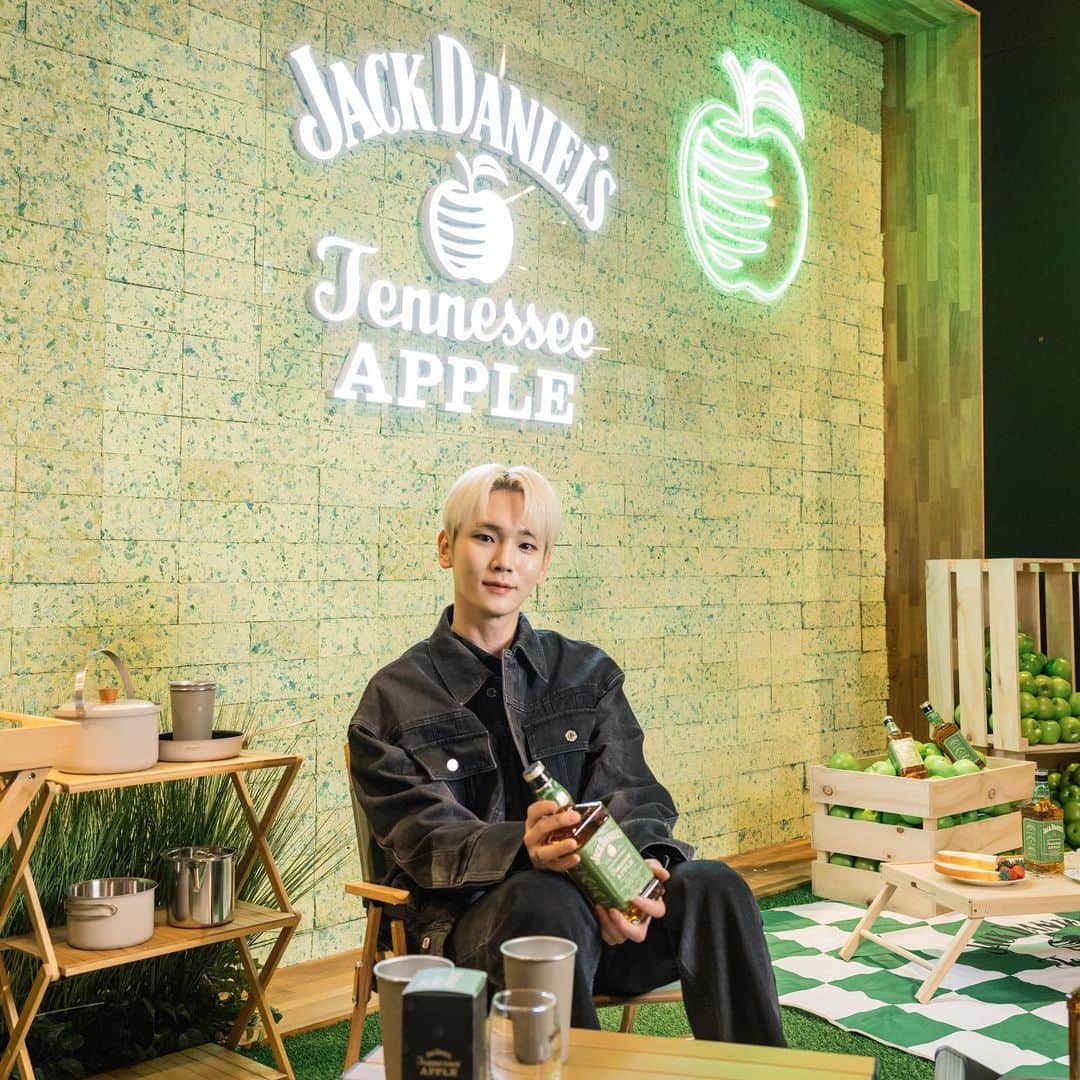 キー さんのインスタグラム写真 - (キー Instagram)「넘 상큼하잖아!! 🍏 #ad #잭애플 #잭다니엘스 #잭애플팝업  Drink Responsibly. 경고: 알코올은 발암물질로 지나친 음주는 간암, 위암 등을 일으킵니다. 임신 중 음주는 기형아 출생 위험을 높입니다.」2月24日 14時42分 - bumkeyk