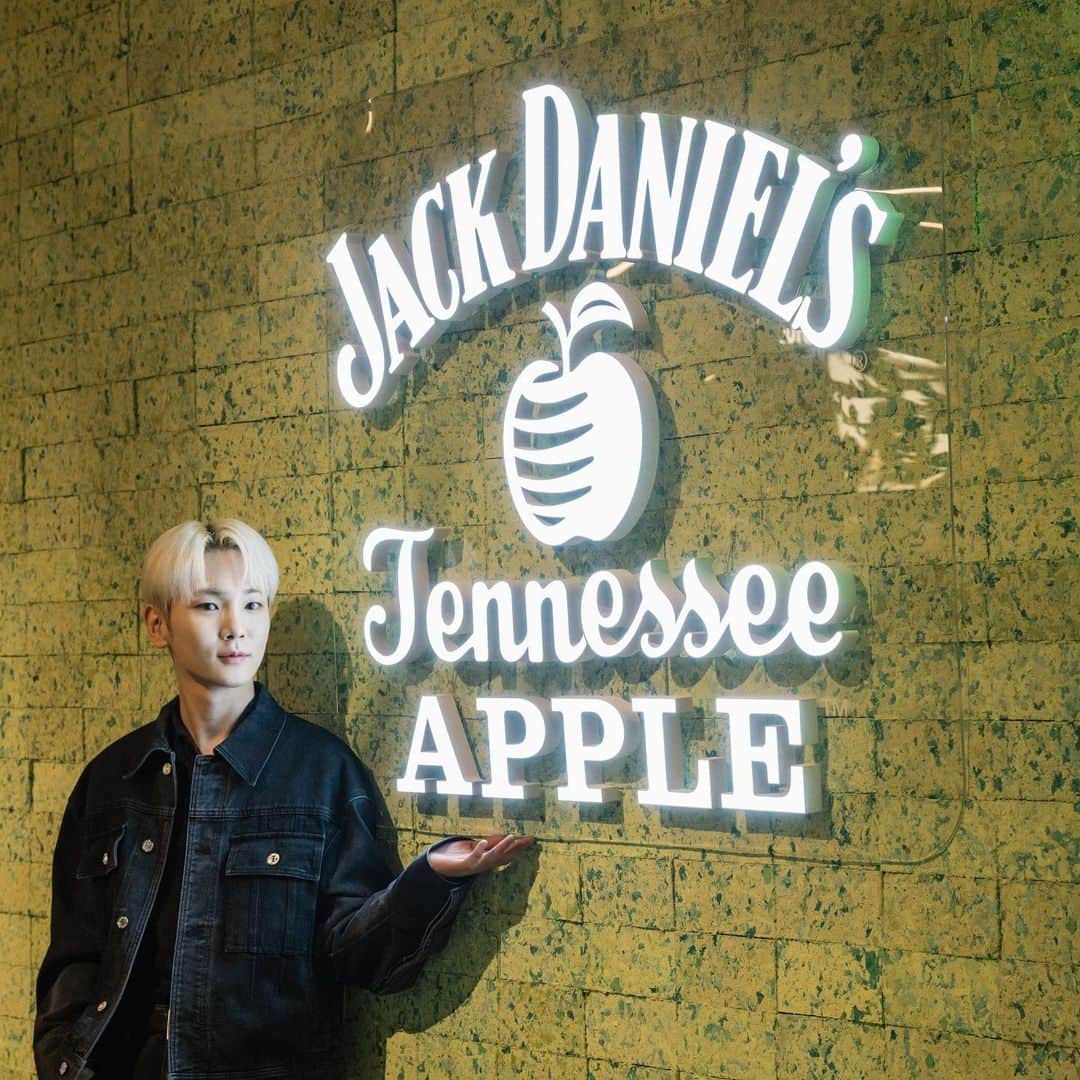 キー さんのインスタグラム写真 - (キー Instagram)「넘 상큼하잖아!! 🍏 #ad #잭애플 #잭다니엘스 #잭애플팝업  Drink Responsibly. 경고: 알코올은 발암물질로 지나친 음주는 간암, 위암 등을 일으킵니다. 임신 중 음주는 기형아 출생 위험을 높입니다.」2月24日 14時42分 - bumkeyk