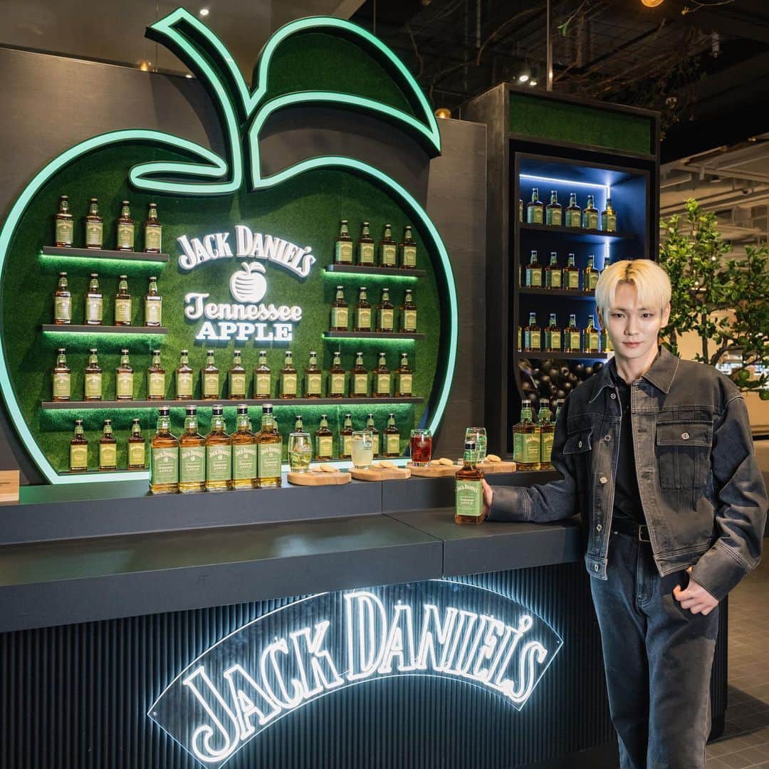 キー さんのインスタグラム写真 - (キー Instagram)「넘 상큼하잖아!! 🍏 #ad #잭애플 #잭다니엘스 #잭애플팝업  Drink Responsibly. 경고: 알코올은 발암물질로 지나친 음주는 간암, 위암 등을 일으킵니다. 임신 중 음주는 기형아 출생 위험을 높입니다.」2月24日 14時42分 - bumkeyk