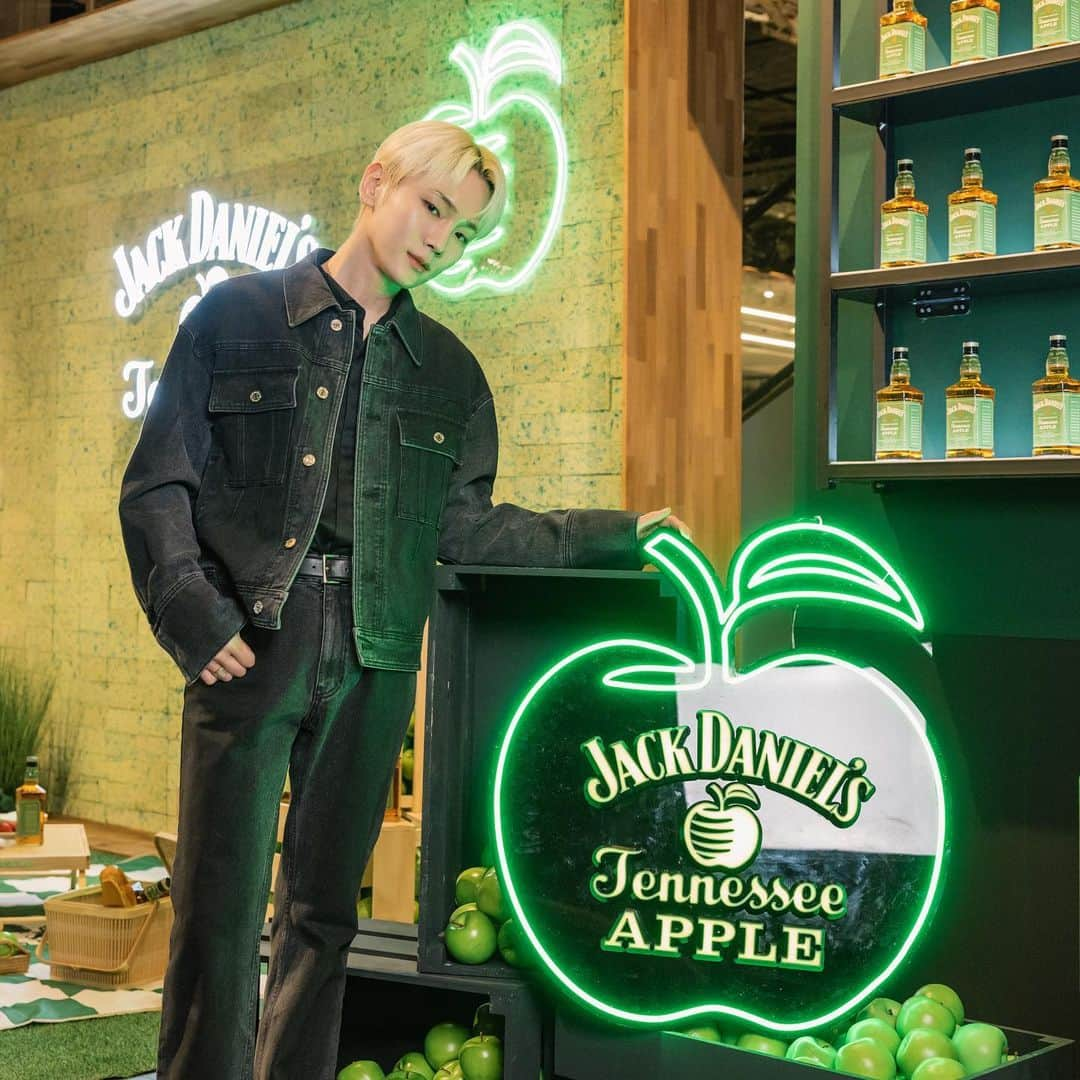 キー さんのインスタグラム写真 - (キー Instagram)「넘 상큼하잖아!! 🍏 #ad #잭애플 #잭다니엘스 #잭애플팝업  Drink Responsibly. 경고: 알코올은 발암물질로 지나친 음주는 간암, 위암 등을 일으킵니다. 임신 중 음주는 기형아 출생 위험을 높입니다.」2月24日 14時42分 - bumkeyk