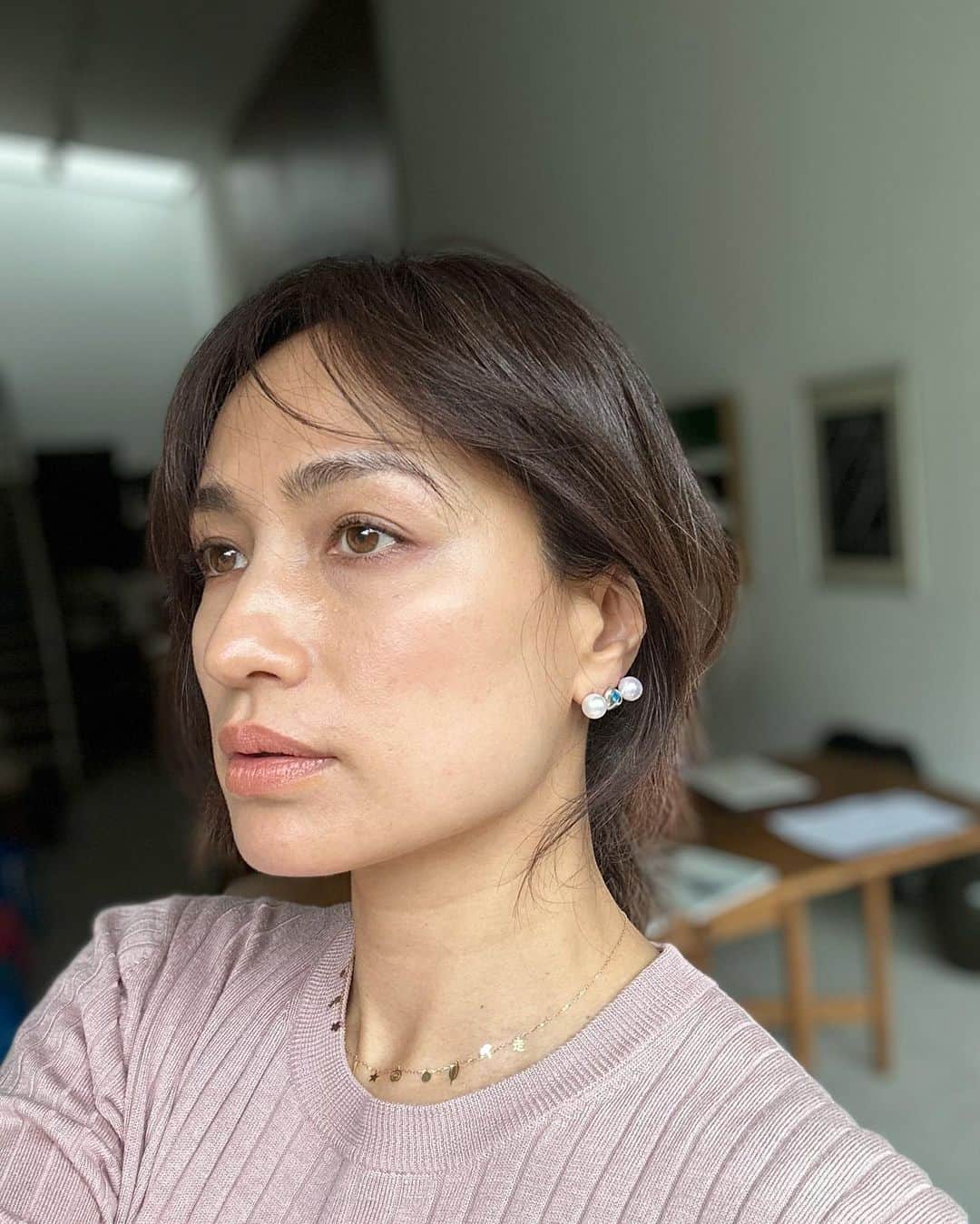 のインスタグラム：「フィルターかけてない とか  すっぴん　　　　　 とか ニュースになるね。 そのコメント読むのも好きなんだけど（かなり酷いコメントもあるけど気にして無いよw） 皆んなはフィルターとか加工カルチャー好き？ 私は嫌い 素敵って事を機械で決めて欲しく無い。 人間の生身がいいなあ とふと思う。 ちょいと肌の調子が良く無い今日も、自然光にしっかり当たって撮ってみた📱 工夫で色々できます。それもオモロい。 肌修正した方が良い時もあるけど、まあそんな加工ばかりしなくても自分を受け入れる時もあって良い。 近頃の若い人々は自分が全然可愛くない！と思い込んでる人が多いのだそう 加工した自分ばかり見てるから、より一層自分の顔が嫌になるみたい。 もったいないもったいないと思うのです。 おばちゃまは。。。 この傾向　  止めたいなぁ  本当に綺麗な事ってなんなんでしょうね。。。 今日はパールを沢山 2枚目は懐かしい @enasoluna_official  のロザリオのアコヤパール 昔は贅沢にこんなのを作れたなぁと。 今じゃアコヤも大変お高くなって💦 6枚目は @loropiana  のシャビーなブルーのバッグ！色がおしゃれでパールとの相性が👍✨ 一番最後はビルケンの新作だってー 可愛くて欲しい❣️バックルが普段より大きいんですって！」