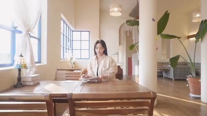 ハウンのインスタグラム：「찍히는거 어색해😂 영상은 무리무리 絶対.. 笑笑笑」
