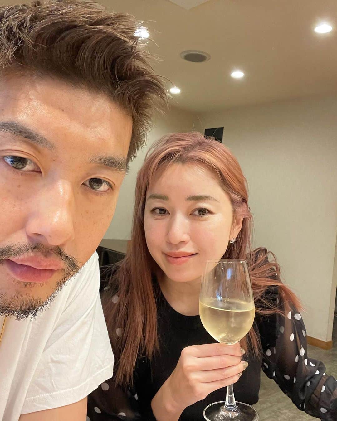柴田翔平のインスタグラム：「お鮨ランチ 2枚目→大好きなナチュールを持ち込むも速攻断られお店のハイボール、白ワインを飲み散らかす。 3枚目→大好きなコハダを頬張る。 以上。 #ニカショウ夫婦　#夫目線の仁香」