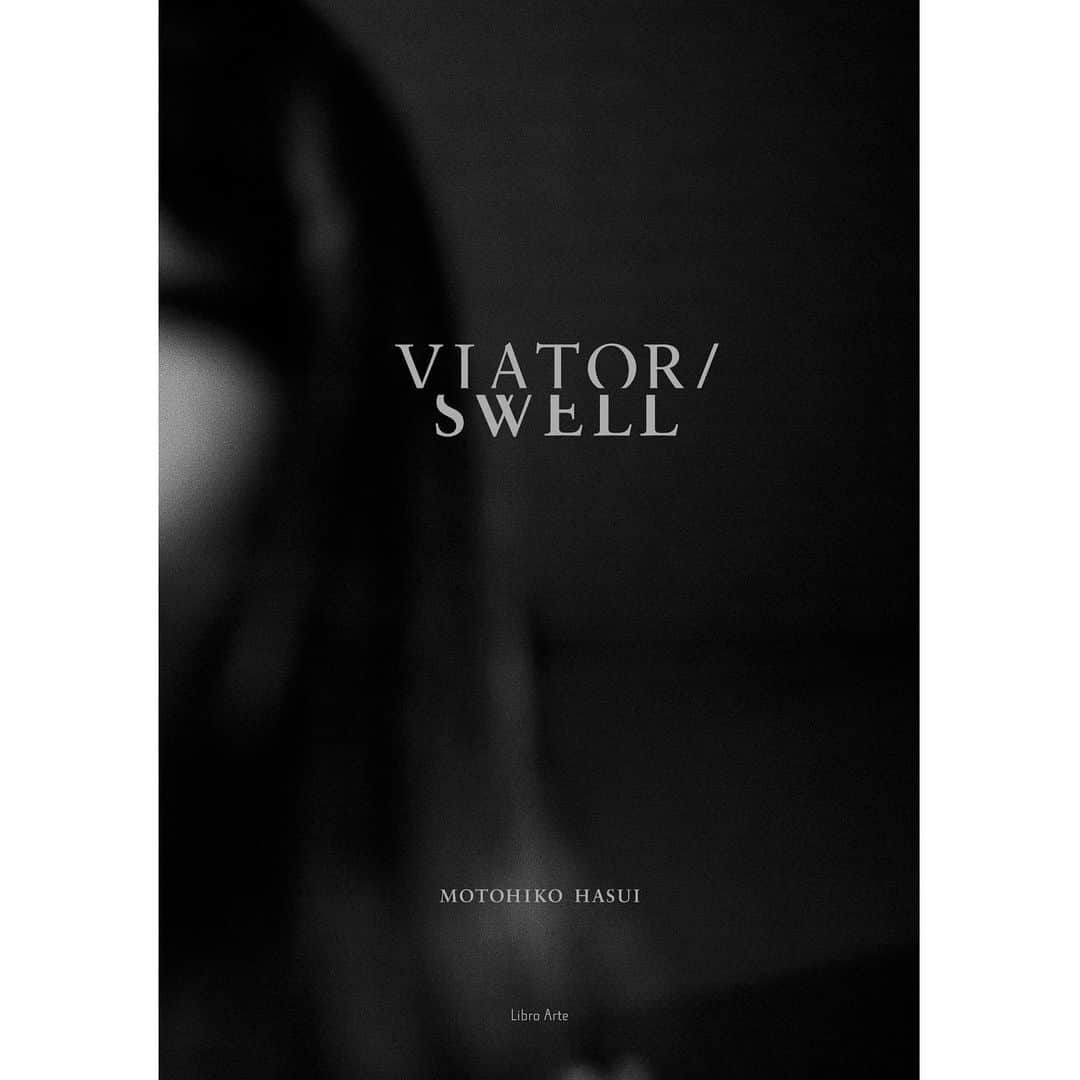 蓮井元彦さんのインスタグラム写真 - (蓮井元彦Instagram)「Motohiko Hasui Photo book “VIATOR / SWELL”  Publication date: 28th January 2023 Publisher: Libro Arte Book design: Koichi Ino Binding: Soft cover Extent: 80 pp Trim size: 148mm x 210mm Photographs: 60 Black and white Edition: 200  I thought about viators. Afraid because we don’t know where we are going. It would be so easy to know our purpose and meaning. However, that’s not possible. For we can’t even know what one second in the future holds for us. That is why we worry and struggle with our remaining time. We cannot start over. The journey becomes a toil, life becomes a toil. We are all like viators.  — from a photo book “VIATOR / SWELL”  -  蓮井元彦写真集 「VIATOR / SWELL」  発行日：2023年1月 28日 著 者：蓮井 元彦 アートディレクション：伊野 耕一  発行人 : 一花 義広 発行所：株式会社リブロアルテ  協 力：田中 利孝（GALLERY KTO）、井上 竜介・裕子（CANDLE CAFE & Laboratory ∆I） サイズ : A5 製本 : 無線綴じ ページ数 : 本文80頁 冊数 : 200冊  私は旅人を想った。行く宛てが分からないから私たちは恐れる。目的や意味が分かってしまったらどんなに楽か。しかしそれは無理な話だ。例え１秒先の未来でさえも知ることはできない。そしてそれが故に皆奮闘し、残された時間と格闘する。誰も出発点へ戻ることはできない。旅は骨折りだ。そして人生もまた骨折りである。私たちはまるで旅人のようだ。 ―「VIATOR  / SWELL」後書きより」2月24日 14時59分 - motohiko_hasui