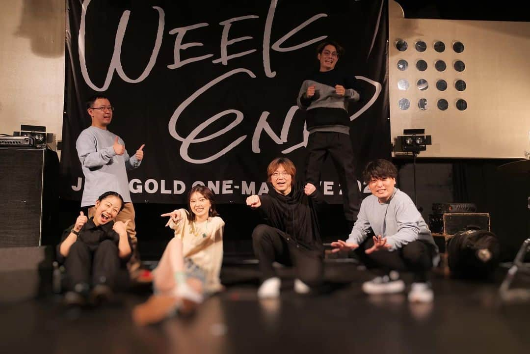 ジョナゴールドのインスタグラム：「♥ JONAGOLD & the gentle band︎🫶🏻 ・ 個性強めな楽しすぎるメンバーさんたち🤗 これからもっと仲良くなる予定🕺(←私が勝手に言ってるだけ) ・ ・ ・ あと……、 たもっちゃん飛びすぎね？？🙄 👆🏻写真の1枚目と2枚目を交互に動かすとたもっちゃんが動いてるように見えます。 ・ 最高の演奏をありがとうございました！！ ♥ #thegentleband #jonagold #jonagoldonemanlive2023weekend #duomusicexchange」