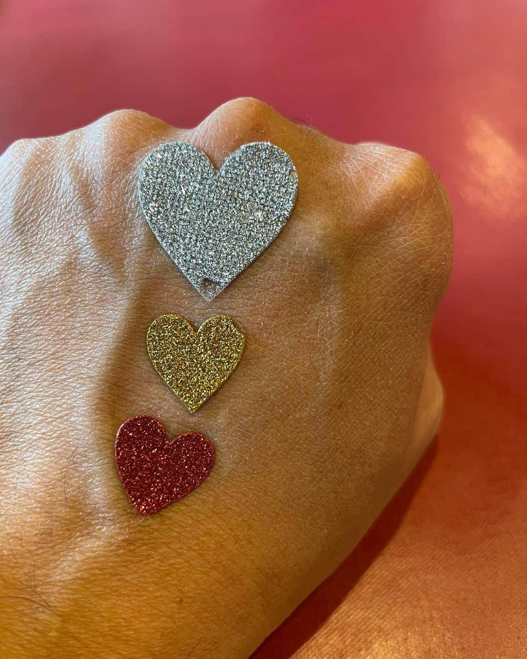 のインスタグラム：「朝娘たちに「ぱぱ、ハート♥️」ってつけてもらった。 恥ずかしいけど剥がせない😅 手洗うのも気使う🙄」