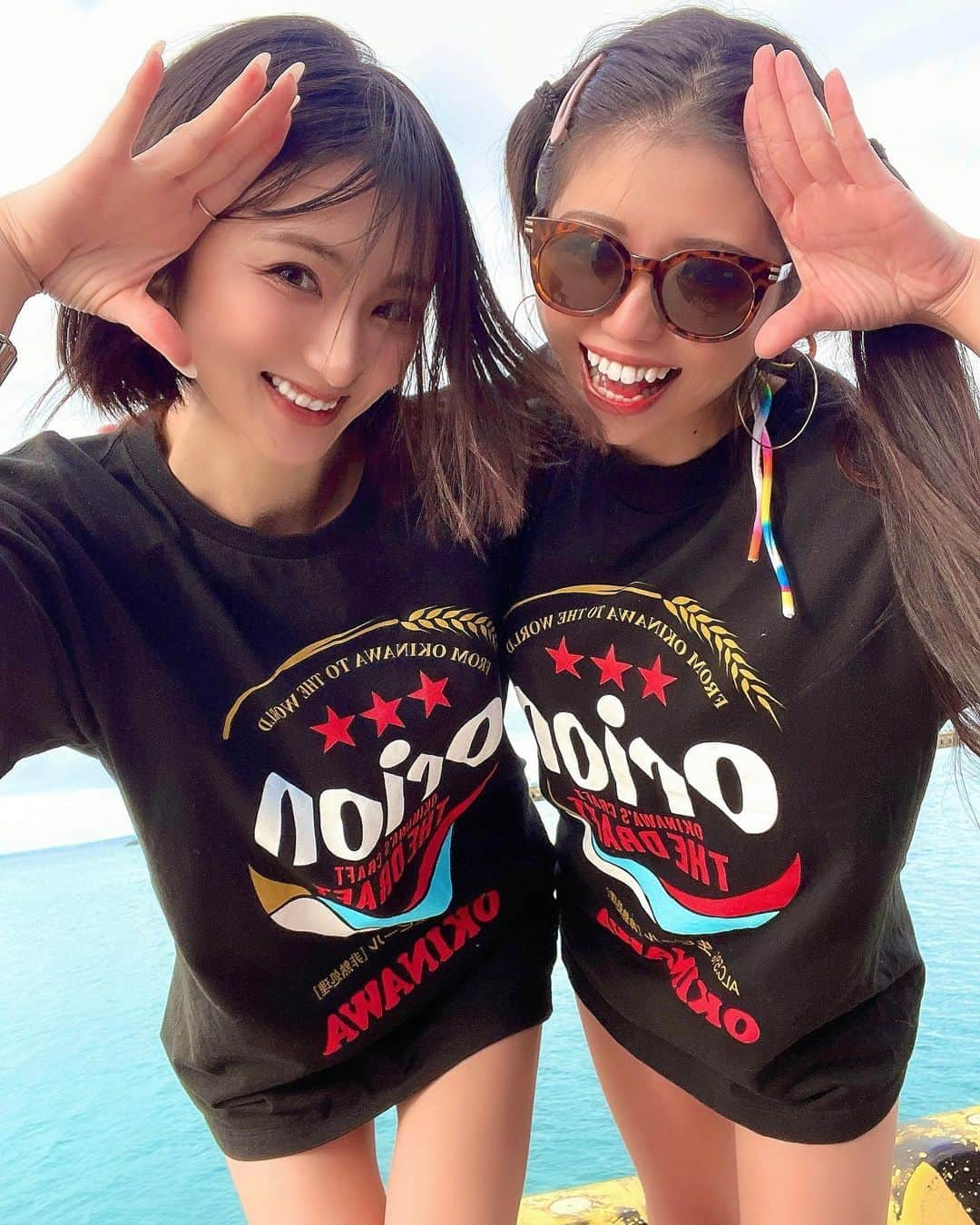 ばんちゃんのインスタグラム：「テイッ🤟 お揃いのオリオンＴシャツで♡ 2人とも昔っから足細いのが自慢🌈 . . 風すんごい強いんよ🌪 髪の毛に襲われた瞬間を入手しました👋 . . この後も奇跡の写真が色々撮れて腹抱えて笑ったやつはストーリーに流す🎥 . . #オリオン#オリオンビールtシャツ #お揃い#ペアルックスにすると可愛い#ペアルックス#双子コーデ#沖縄#宮古島#海#安心してください履いてますよ」