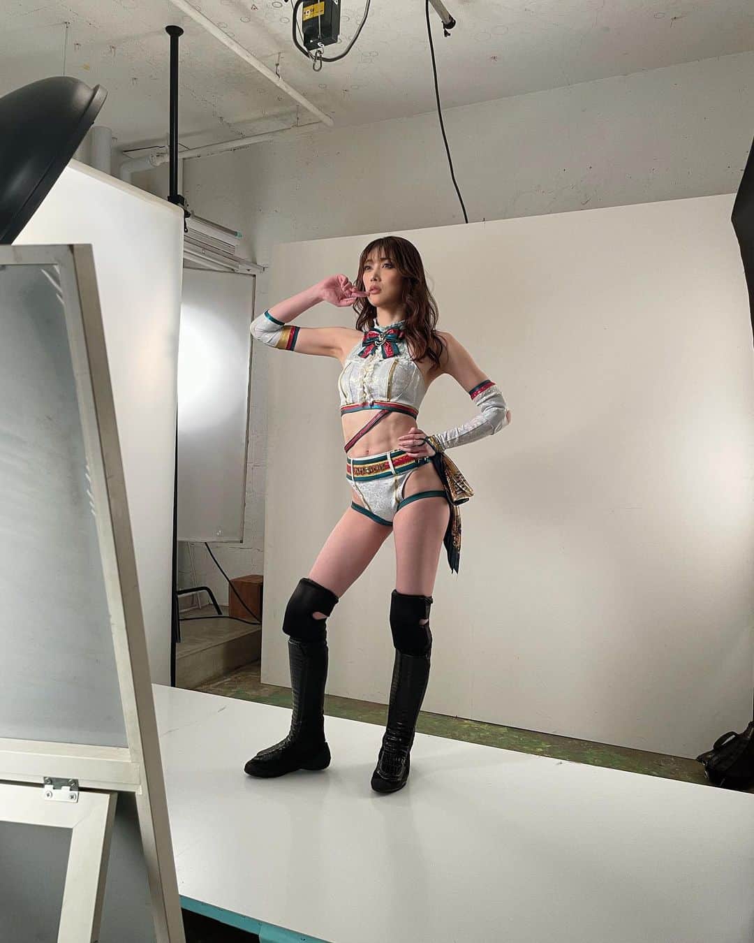 のインスタグラム：「「強く、気高く」がテーマの撮影でした！  私がデビューしてからレスラーとして掲げてきたポリシーがピッタリはまって嬉しい😭  来月中にはお知らせ出来るのでお楽しみにです☺️♡  昨日の夜は、食後のアイスもいちごも我慢した甲斐があってお腹の割れ具合の調子も🙆‍♀️  逆に割れ過ぎたら引かれる事ってあるのかなって一瞬思ったけど…私プロレスラーだからいっか☺️✨♡  お腹割っていきましょー！🏍  あだち先生追い込みありがとうございました😚  メイクもいつもと違う、強めな大人の女性がテーマ的な🐆💖  #ddtpro  #prowrestling #prowrestler #shooting #bodyplant」