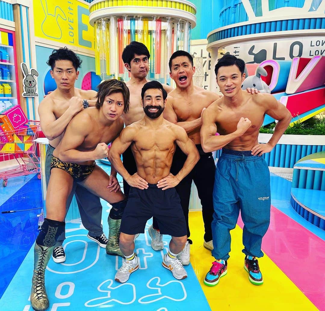 のインスタグラム：「みんないい顔してる #ラヴィット #マッチョジェスチャー  #山田ナビスコ」