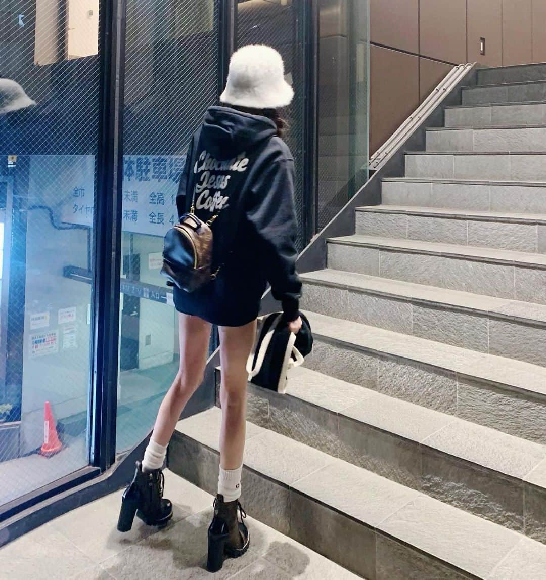 加賀美早紀のインスタグラム：「後ろ姿が子供🎒👧  #fashion #code #ootd #フーディー #ショートブーツ」