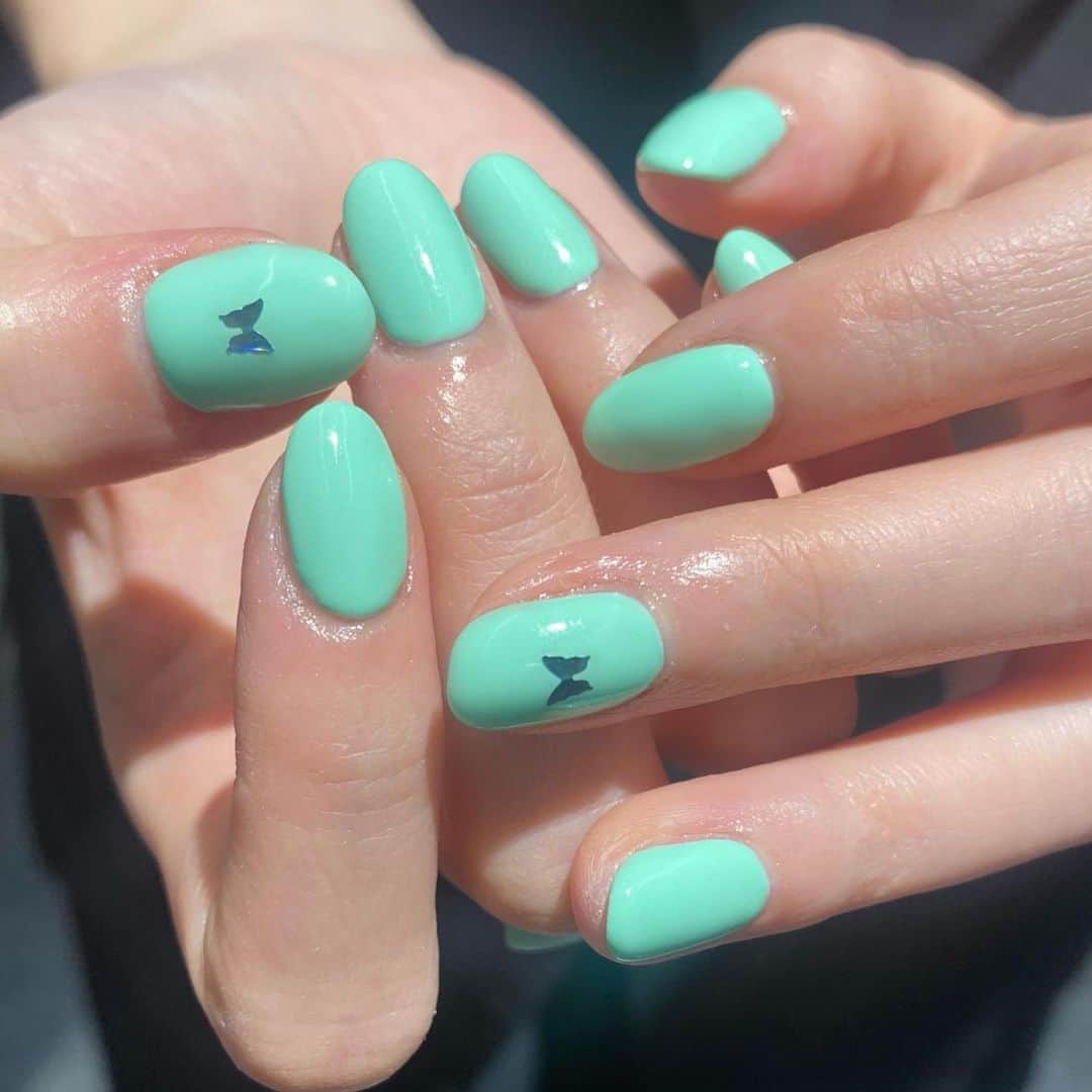 のインスタグラム：「お客様ネイル🧼🦋  パステルグリーンワンカラー+ バタフライのホログラムをポイントに🫶❤︎  ホログラムの種類、カラーもたくさんご予約ございます◎  こちらは選べるデザインアートコースで承ります✨  @venusbelt_official  ご予約はこちら↑のプロフィールから承っております🛼 ケアのみ、夏に向けてフットもお待ちしてます🐾  #venusbelt_official  #ビーナスベルト　#パステルネイル　#グリーンネイル　#ちゅるんネイル　#バタフライネイル　#ワンカラーネイル ネイル　#ショートネイル　#トレンドネイル　#マグネットネイル #フラッシュネイル　#newnail #newネイル　　#渋谷ネイル　#アイブロウ　#マツエク　#まつ毛パーマ　#eyelash  #ロイッシュカラー  #カラーエクステ #ブラウンマツエク #パリジェンヌラッシュリフト #まつげパーマ #eyebrows #アイブロウwax #nails  #ネイルデザイン #トレンドネイル #shibuya #サブスク」
