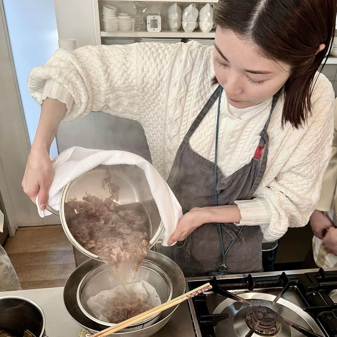 足立かりんのインスタグラム：「👩🏻‍🍳🔪🍳 #ゆうちょのお料理教室 @valley_cooking  #大好きな仲間と人生初のお料理教室へ #勉強になること多すぎて #ひたすらメモメモ📝 #日頃からアスリートの食事を管理 #栄養バランスも #旬な食材で見た目も #センスの塊のメニューたち #あととにかく旨い #翌日にはみんながちゃんと試してみる #なんて優等生なんだ #わかりやすくて最高の料理教室が #3月から予約すれば受けれるとのこと #まーじみんな参加して #スキルが上がりまくるから #ゆうちょ#料理教室#アスリート飯#アスリート妻#青谷優衣#fanta」