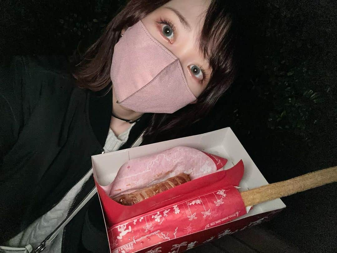 秋田知里さんのインスタグラム写真 - (秋田知里Instagram)「お仕事終わりにディズニーご飯が食べたくなって急遽インパ🏰笑 めっちゃ急に無理やり誘ったのに、生足の私の為にタイツまで持って合流してくれたひーちゃん神🤣❤️ご飯食べてベイマと美女と野獣乗って幸せ時間を過ごしました☺️✨ #Disney #disneyland #ディズニー #ディズニーランド #名前のところプリンセスにするのが最近のブーム」2月24日 16時26分 - akitachisato_official