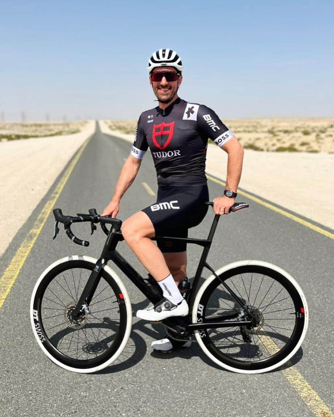 ファビアン・カンチェラーラのインスタグラム：「I’m on my way back from some days in Dubai with the @tudorprocycling and @tudorwatch  As always exciting to be on the road and being on the race with the team. So proud of the team and its achievements so far - We're just getting started 😎🔥 #TeamCancellara #TudorProCyclingTeam #Borntodare」