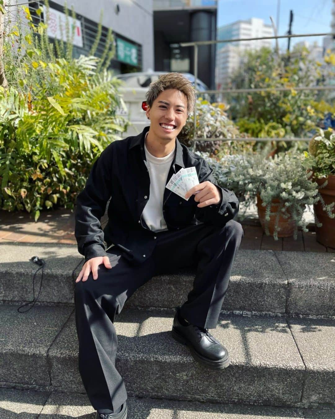 森山のインスタグラム：「馬券が当たることを確信している時  (はずれた)  Wear @kaja_community」