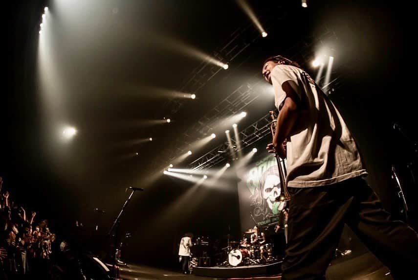 KEN IIKAWAさんのインスタグラム写真 - (KEN IIKAWAInstagram)「Sendai GIGS “CAFFEINE BOMB TOUR 2022〜2023”  📸 @hayachinphoto   #heysmith #Insideofme #skapunk #skacore #ska #trumpet #trumpetplayer #horn #hornsection #punk #japan #tromba #trumpetlove #trumpeta #trumpete #trumpettist #trumpetlife #trumpetista #トランペット #arresonance #arresonancemouthpiece」2月24日 16時38分 - keniikawa