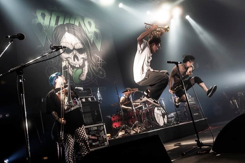 KEN IIKAWAさんのインスタグラム写真 - (KEN IIKAWAInstagram)「Sendai GIGS “CAFFEINE BOMB TOUR 2022〜2023”  📸 @hayachinphoto   #heysmith #Insideofme #skapunk #skacore #ska #trumpet #trumpetplayer #horn #hornsection #punk #japan #tromba #trumpetlove #trumpeta #trumpete #trumpettist #trumpetlife #trumpetista #トランペット #arresonance #arresonancemouthpiece」2月24日 16時38分 - keniikawa