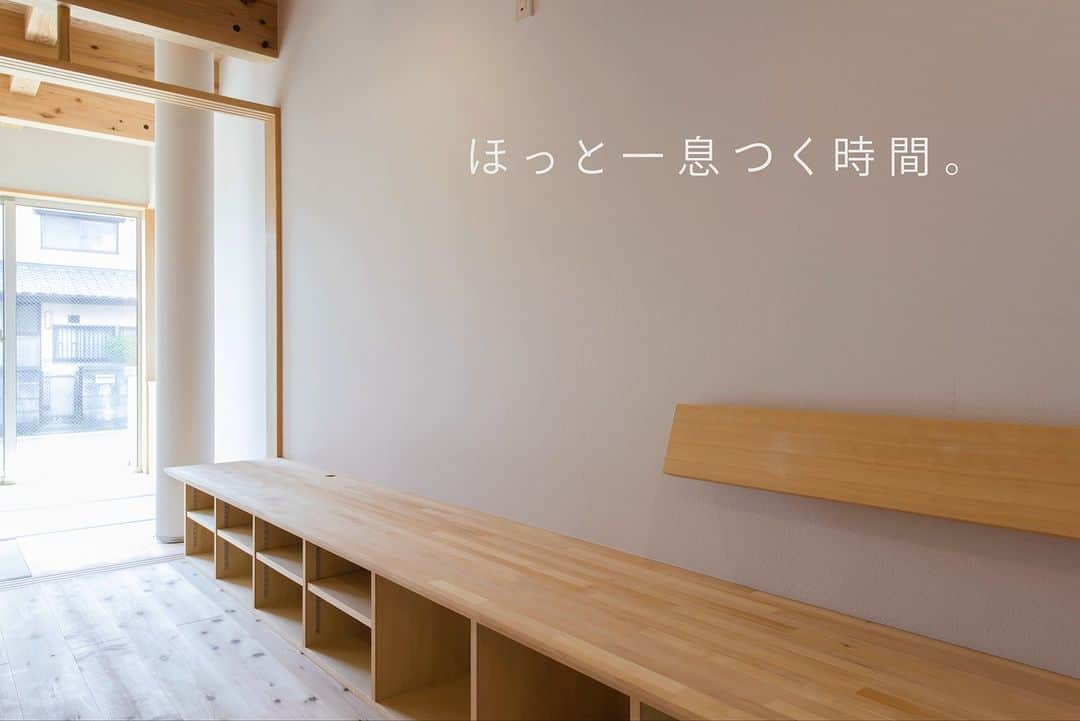 のインスタグラム：「.  #ほっと一息 つく時間☕️  にピッタリなテレビ台と一体型の造作ベンチ。  一体型で造り付けているので 自然素材いっぱいの空間によく馴染みます。  座ったり 置いたり 飾ったり  いろいろな使い方が考えられますね！  木材加工できる大工さんが働く工務店 ならではの居場所づくりです。  ･････････････････････････････････   《みんなでつくるいえ、みんなでまもるいえ。》  #東京都 #西東京市 の地域工務店、岡庭建設です。  家づくりに関するご相談 資料請求・お問い合わせ先📩 ▶︎ @okaniwastyle   施工事例check📷 ▶︎ #岡庭建設 ▶︎ #okaniwastyle   リノベーションのご相談はこちら🏠 ▶︎ @okaniwa_reform_koubou   ･････････････････････････････････   #注文住宅 #分譲住宅 #家づくり#大工 #職人  #パッシブデザイン #自然素材の家 #無垢材 #木の家 #木造住宅 #自然素材 #新築注文住宅 #新築一戸建て #マイホーム計画 #施工事例 #暮らしを楽しむ #シンプルな家づくり #木のある暮らし #無垢床 #家づくりアイデア #造作家具 #設計士とつくる家 #architecture」