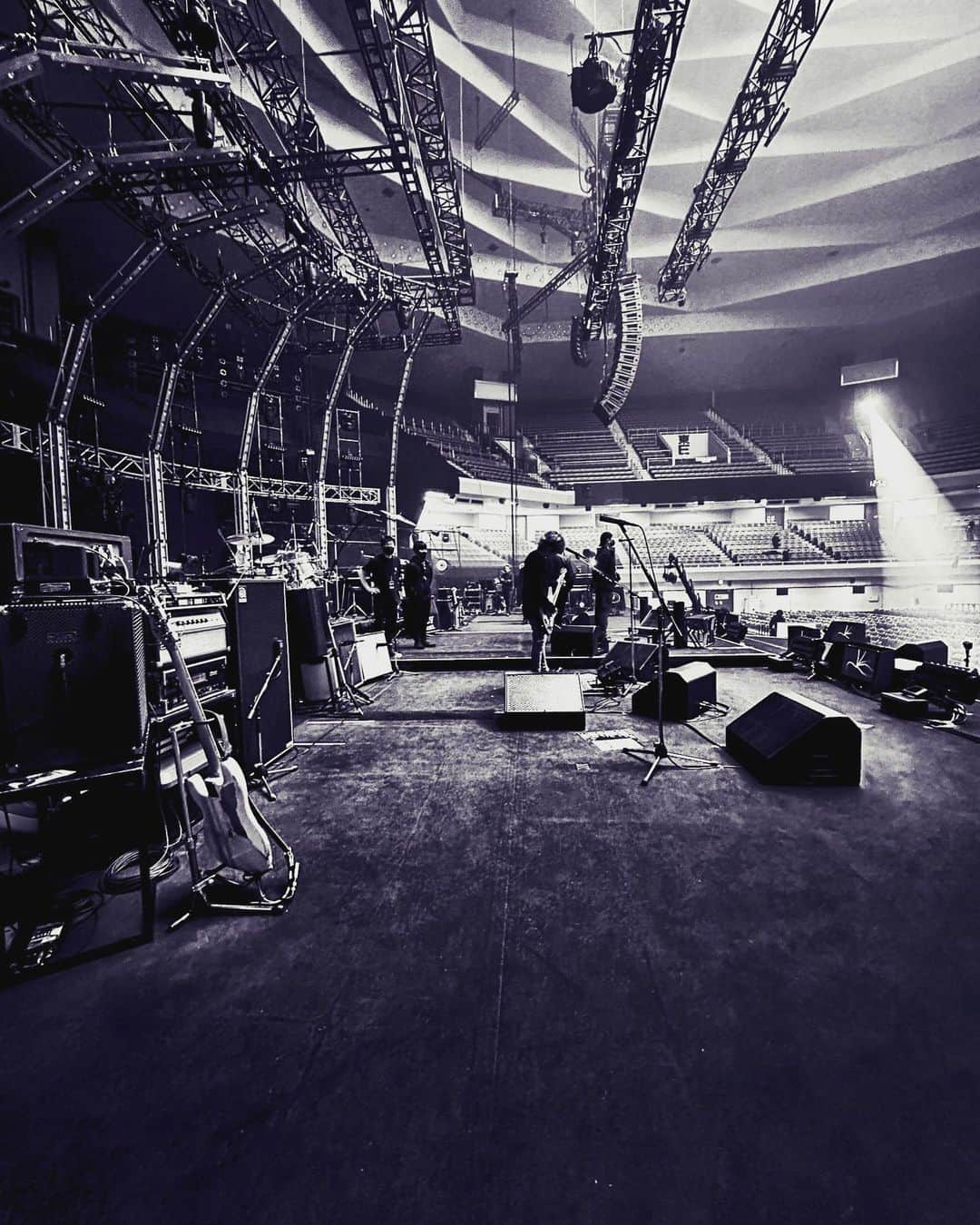 INORANのインスタグラム：「1 more day to go.   泣いても笑っても最後...⬅️昭和っ🤣ww   今夜、最後の宝物を掴みに行こう。 KKメンバーのみんな 一緒に、思いきり楽しもう!!!  #吉川晃司 #kojikikkawa  #tourfinal  #overthe9 #武道館」