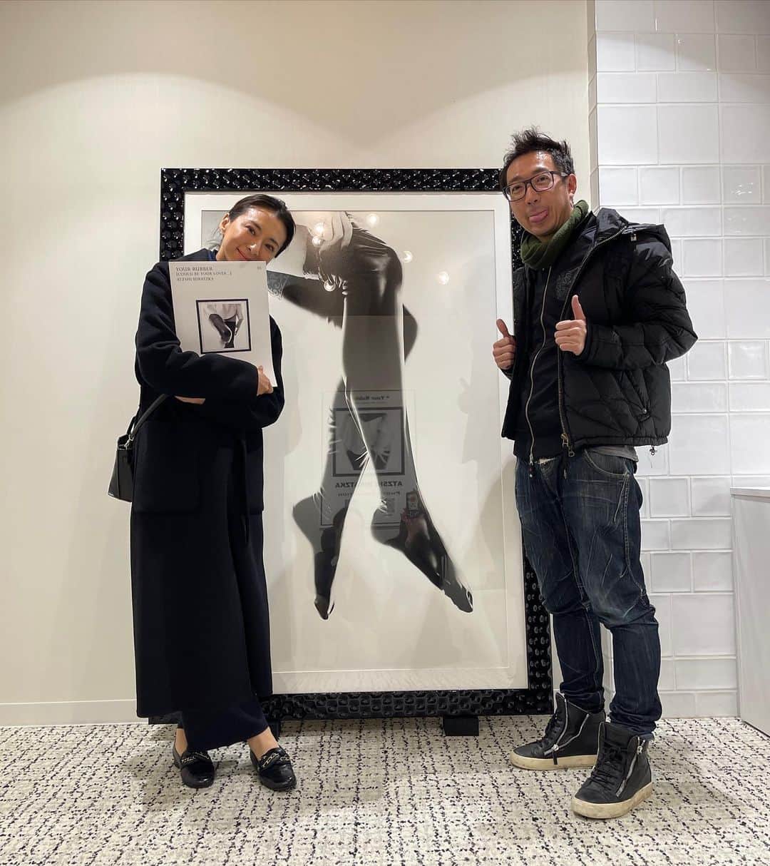 梅宮万紗子さんのインスタグラム写真 - (梅宮万紗子Instagram)「友人のカメラマンの平塚篤史さんの個展に。  　彼は、今から20年程前、演技の学校で一緒のクラスでした。  　2年程、一緒でしたが、卒業後、彼が歌舞伎も学んだかと思ったら、その後、俳優にはならずに、写真の世界へ。  　しばらく会っていないうちに、あっくんは中国やフランスなど外国で活動、活躍しており、一体、どんな風にしてキャリアを積み重ねていったのか驚くばかりでした。  「万紗子も外国行きなよ〜」「もう15年前には行ってないといけなかったんだよ！」など、散々葉っぱをかけられる始末。ふぅ、、、 　 　この写真が、私はとても気に入ったのですが、皆さんはどうでしょうか？ 　色っぽいのと、何か手繰り寄せるているような気がして気になりました。  　彼がSNSで個展やってるよ〜と 言うので、行くよ〜と言って。 その後、予定の日に行けなくなり、ごめん〜と言ったら、その日に、実は同じ街に住んでいると判明。驚愕して、これは絶対に見に行かないとと、滑り込みで個展へ足を運んだ。  　ちょっと色っぽい写真なので、私も、こんなの撮って欲しいと言うには、もう図々しいかも。 　 次の私の写真は10年前に、平塚さんに撮ってもらったものです。中々、かっこいいよね！  #平塚篤史 #yugengallery  #@atzshicom #atzshihiratzka  #bottega  #kurage  #kuragelatex  #rubbermodel  #rubbergirl  #bontage   sweater #soniarikiel  pants #unitedarrows  shoes #chanel coat #michaelkors」2月24日 22時29分 - masakoumemiya_actor