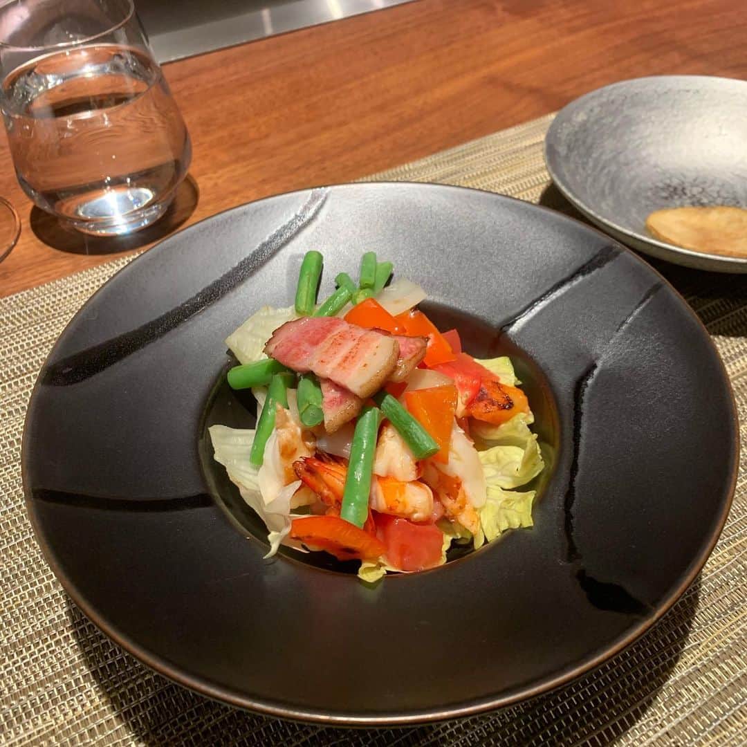 花田美恵子さんのインスタグラム写真 - (花田美恵子Instagram)「ハワイから一時帰国中のお友達と  ハワイでも何度も美味しく楽しい時間を過ごしたステーキハウスに行きました @wolfgangs_steakhouse_teppan   昨年オープンした銀座のお店は鉄板焼きがメイン  キャビアに添えてあるブリニも 目の前の鉄板で 作ってくださる工程を見ながら 焼きたてを美味しくいただきました  #tokyolifestyle #hawaiilife #lunch #teppanyaki #ginza  #久しぶりの銀座　#ランチ #鉄板焼き #ウルフギャングサラダ #お肉はわりとよく焼き派」2月24日 22時23分 - hawaiimieko