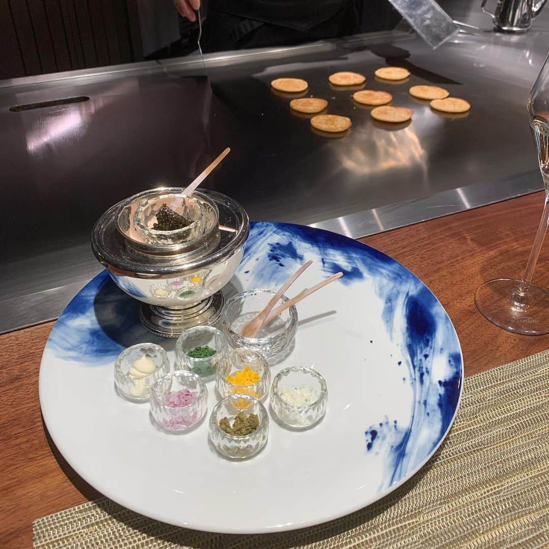 花田美恵子さんのインスタグラム写真 - (花田美恵子Instagram)「ハワイから一時帰国中のお友達と  ハワイでも何度も美味しく楽しい時間を過ごしたステーキハウスに行きました @wolfgangs_steakhouse_teppan   昨年オープンした銀座のお店は鉄板焼きがメイン  キャビアに添えてあるブリニも 目の前の鉄板で 作ってくださる工程を見ながら 焼きたてを美味しくいただきました  #tokyolifestyle #hawaiilife #lunch #teppanyaki #ginza  #久しぶりの銀座　#ランチ #鉄板焼き #ウルフギャングサラダ #お肉はわりとよく焼き派」2月24日 22時23分 - hawaiimieko