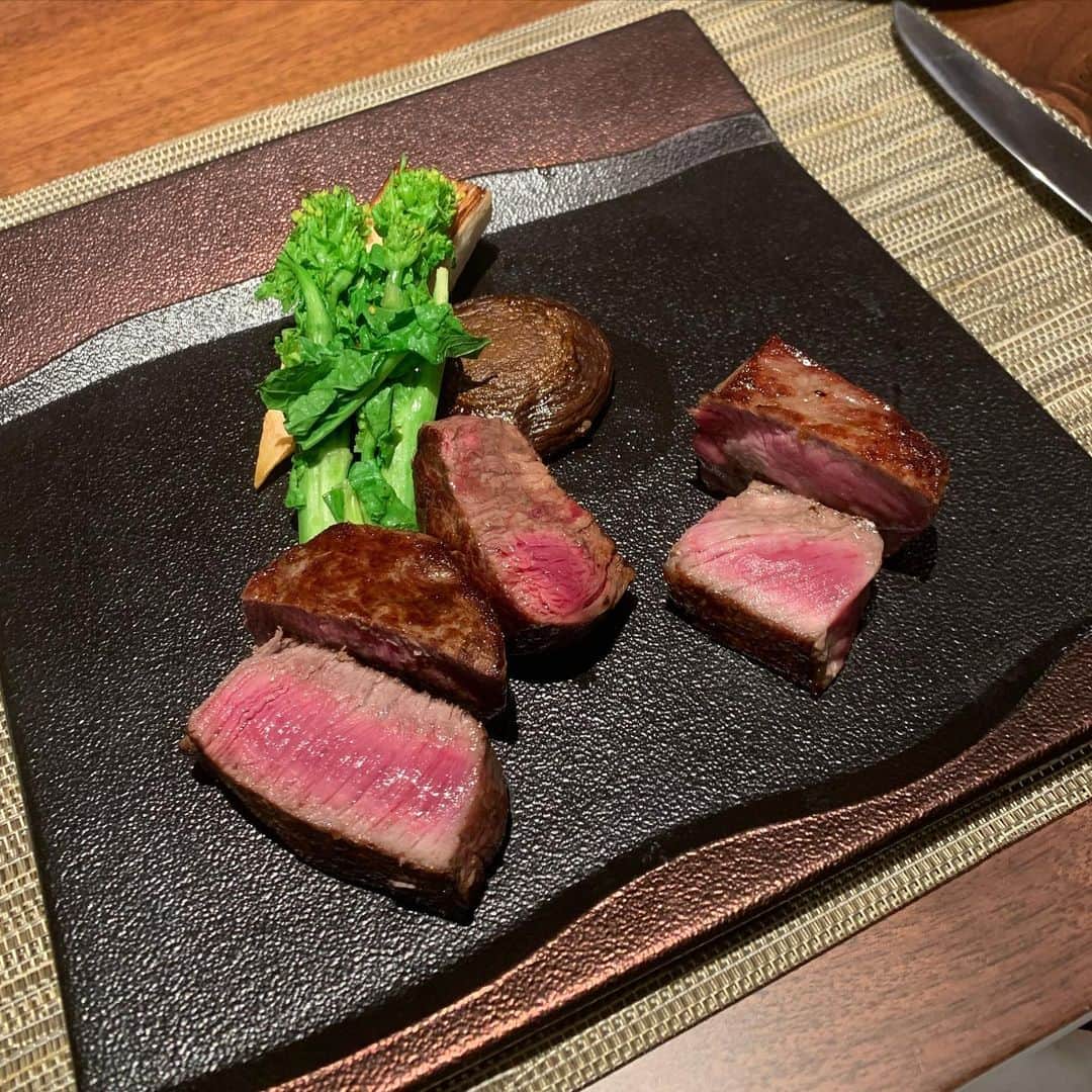 花田美恵子さんのインスタグラム写真 - (花田美恵子Instagram)「ハワイから一時帰国中のお友達と  ハワイでも何度も美味しく楽しい時間を過ごしたステーキハウスに行きました @wolfgangs_steakhouse_teppan   昨年オープンした銀座のお店は鉄板焼きがメイン  キャビアに添えてあるブリニも 目の前の鉄板で 作ってくださる工程を見ながら 焼きたてを美味しくいただきました  #tokyolifestyle #hawaiilife #lunch #teppanyaki #ginza  #久しぶりの銀座　#ランチ #鉄板焼き #ウルフギャングサラダ #お肉はわりとよく焼き派」2月24日 22時23分 - hawaiimieko