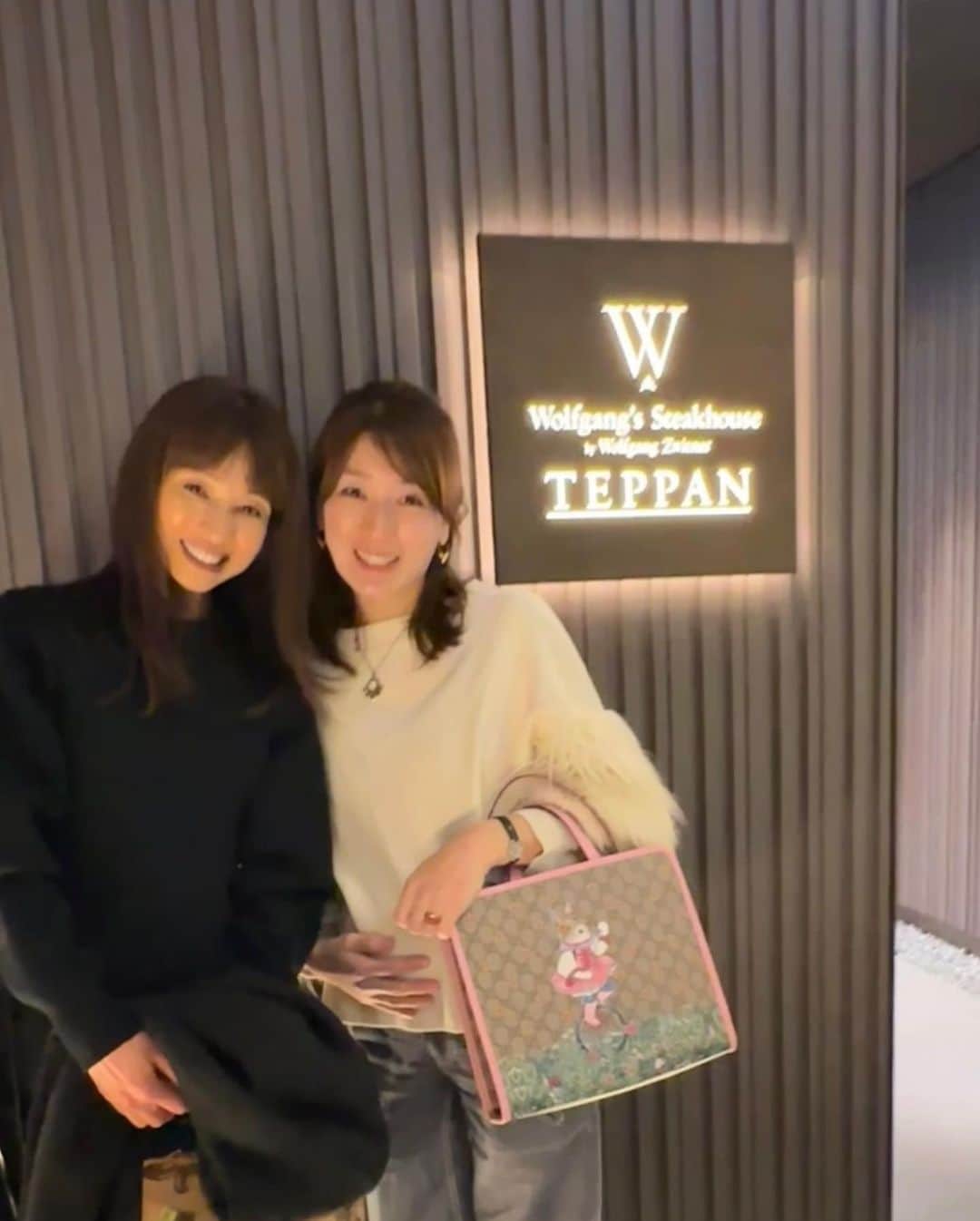花田美恵子のインスタグラム：「ハワイから一時帰国中のお友達と  ハワイでも何度も美味しく楽しい時間を過ごしたステーキハウスに行きました @wolfgangs_steakhouse_teppan   昨年オープンした銀座のお店は鉄板焼きがメイン  キャビアに添えてあるブリニも 目の前の鉄板で 作ってくださる工程を見ながら 焼きたてを美味しくいただきました  #tokyolifestyle #hawaiilife #lunch #teppanyaki #ginza  #久しぶりの銀座　#ランチ #鉄板焼き #ウルフギャングサラダ #お肉はわりとよく焼き派」