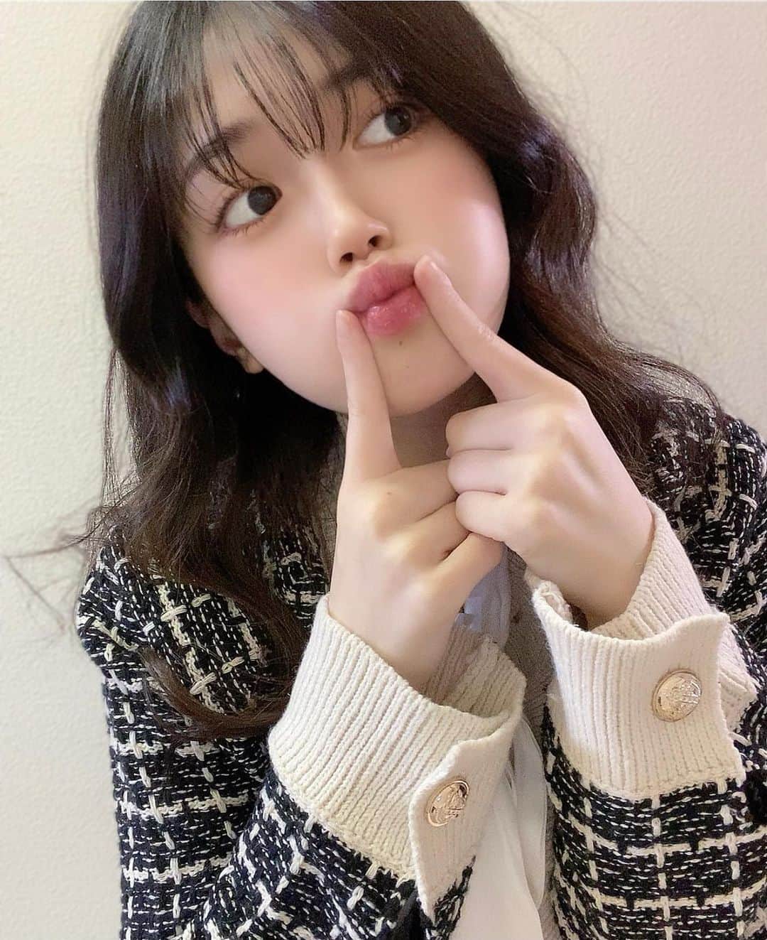 藤堂なえみのインスタグラム：「このコーデかわちぃ💛🖤🤍🐣  全身　@grl_official  outer [kn107b] tops [at663] pants [fo1512] sサイズ  身長152cm  #グレイル #grl #グレイル購入品 #グレイルコーデ #grl購入品 #grlコーデ #プチプラコーデ #プチプラ #高見えコーデ #大人コーデ #韓国ファッション #韓国コーデ #韓国  #かわいい  #エロ可愛い #ニットコーデ #美女 #美人 #インスタ映え #清楚系女子 #清楚コーデ #エロボディ #スタイル抜群 #カフェ巡り #巨乳美女 #モデル #パステルカラー #ピンクコーデ #春コーデ #フェミニンコーデ」
