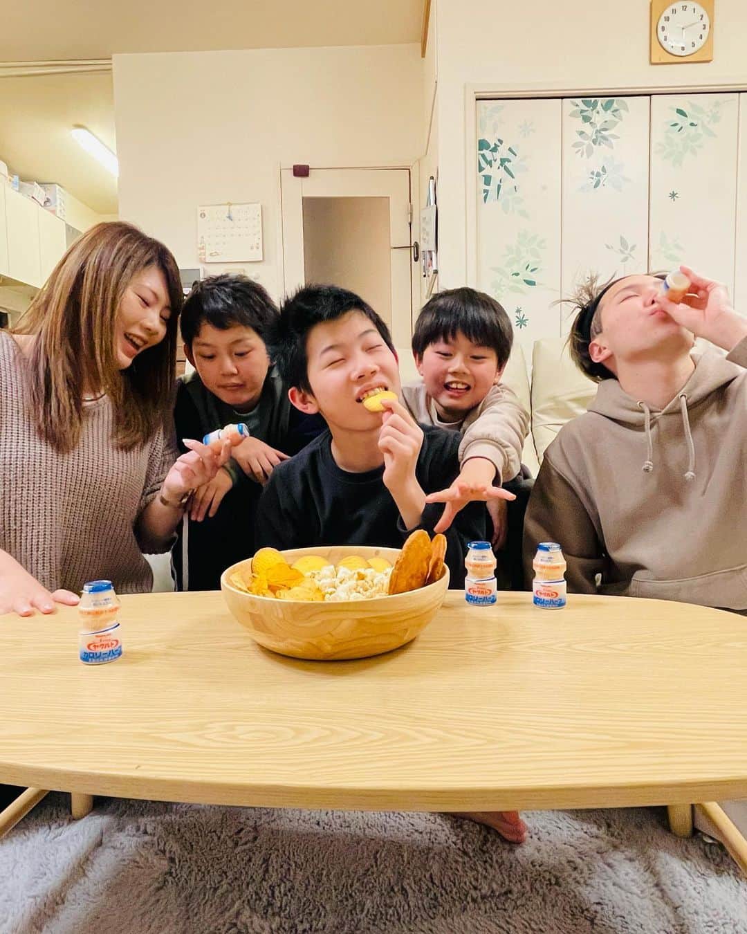 ブラザー4チャンネルのインスタグラム：「ママ達から選ばれている！ 2022 mamatas：「元気親子部門」グランプリ＆親子で腸活賞のW受賞 ゼクシィBaby『妊婦のための本』2023年1月発行号：人気育児ブランドクチコミランキング「乳酸菌飲料部門」No.1！  カロリーが気になる方や、糖質をカットしたい方には 『NEWヤクルトカロリーハーフ』がおすすめです！ ※『Newヤクルト』に比べて、カロリー・糖質５０％カットで、甘さもひかえめ。  ママは1日のやる気チャージに朝１本！ 子どもたちはおやつの時間に１本！ みんなお気に入りで、あっという間になくなってしまう…(笑)  すっきりとした味わいで、とても飲みやすいので 皆さんもぜひ飲んでみてください！  #brother4 #youtuber #ママ #子育て #カロリー #ハーフ #ヤクルト #PR #Newヤクルトカロリーハーフ #プレママ #健康」
