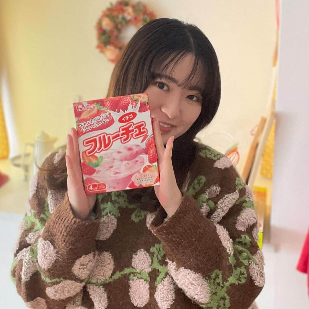 はるあんさんのインスタグラム写真 - (はるあんInstagram)「子どもの時から大好きなフルーチェ。  牛乳とまぜまぜするとなぜかぷるんっと固まってきて...  その不思議な魅力に今も夢中です。   今日はね、そんな大好きフルーチェを使ったレシピをたっぷりご紹介したいと思います！なんと4品〜！   生チョコと生キャラメルは、フルーチェを牛乳と混ぜないで、そのままチョコと生クリームと合わせたり、生キャラメルと合わせたりするのです。  そうするとね、ほんのりイチゴ味になって、混ぜるとぷるんっとなるので、とても扱いやすくなります。なので初心者さんにもとてもおすすめです！   ラッシーはもヨーグルトを混ぜてさっぱり！おいしいー！と思えるような配合を実験しながら試作しました。  なんかね、フルーチェってカレーのあとにデザートとして食べるとすっごくおいしいなぁと思っていて。ラッシーはカレー屋さんに行くと飲みたくなるでしょう？  だからふたつを合わせたら、簡単おいしいドリンク兼デザートができるのでは？と思ったのです。   フルーチェのおいしさ、使いやすさ、そして見た目の可愛さ。思わず作ってみたくなっちゃうようなレシピが出来上がったと思います！♡   ぜひ作ってみてね！  そして詳しいレシピはハウス食品さんのサイトをぜひご覧ください〜！  #フルーチェ  #フルーチェアレンジ  #ひらめきフルーチェ  #ハウス食品  #手作りお菓子  #はるあんおやつ部  #はるあん料理部 #PR」2月24日 17時00分 - haru_fuumi