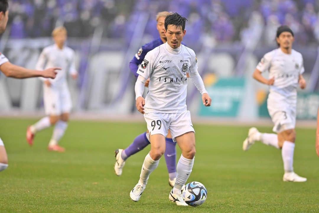 小林祐希のインスタグラム：「開幕戦は苦しい試合だったけど我慢して貴重な勝ち点1をもぎ取ったと言える試合だったかな。 個人的にはまだまだチームにフィット出来ていないけど今の自分が出来ることを精一杯やるしかない。  明日はホーム開幕戦。 コンサドーレ札幌のサポーターのみんなに会えるのがすごく楽しみ！ 勝ってみんなで喜びを分かち合おう🔴⚫️」