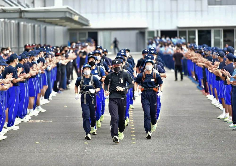 大阪府警察さんのインスタグラム写真 - (大阪府警察Instagram)「【この辛さを忘れるな！】 警察学校の初任科生が、過酷な訓練に耐え抜き、担任教官に率いられ帰校した時の様子です。 一皮剥けたその表情に、在校生からは頑張りを称える拍手が鳴りやみません。  #大阪府警察公式 #大阪府警察 #大阪府警 #府警 #警察 #警察官 #女性警察官 #警察学校 #初任科生 #過酷な訓練 #耐え抜いた #一皮剥けた表情 #拍手が鳴りやまない #第46回広報用写真コンクール #応募作品 #府民を守る」2月24日 17時07分 - fukei_koho