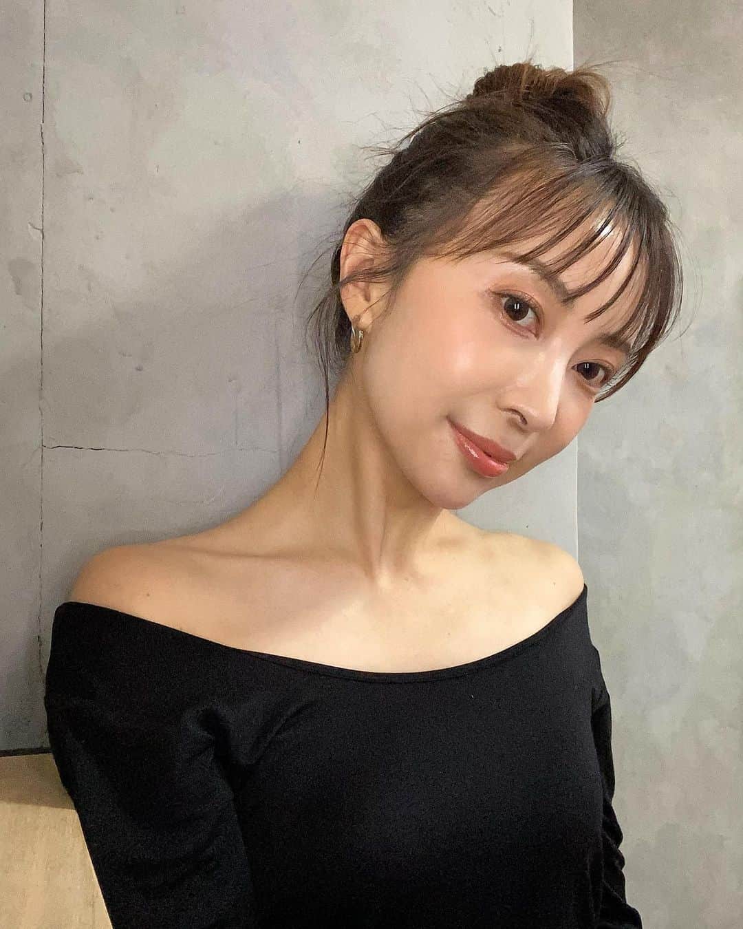 rats1316のインスタグラム：「・ 今日したメイクがいい感じだったので誰にも聞かれてないけど紹介します←  顔面は @diorbeauty ディオールスキンフォーエヴァースキンコレクトコンシーラー1N クマの部分に　@givenchybeauty プリズムリーブルスキンケアリングコレクターピーチ で仕上げました。 ２つともめちゃくちゃいい。diorのコンシーラーは今更感だけどやっぱりものすごく良い。 ジバンシィのオレンジコンシーラーも青グマさんは是非試して欲しい。凄くいい。  そしてチークは　@alliepr_jp のクロノビューティカラーオンUVチーク02 これ、日焼け止めのチークなの。画期的すぎる。もうマスク生活終わり迎えてきてるし、頬って一番高い部分だから日に焼けやすい部分にチークとして塗れる日焼け止めなんてよく考え付いたと思う。開発者に盛大な拍手👏👏👏  リップは　@visee_kose ヴィセアヴァンリップスティック034にDiorのマキシマイザー038を。  全体的にオレンジメイクでした🍊 現場からは以上です。 ・ ・ ・ #dior#givenchy#make#札幌ママ#北海道ママ」