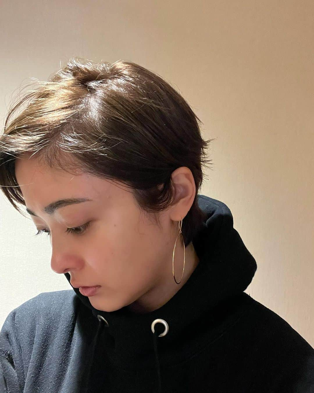 平山あやのインスタグラム：「ここまで短いのは15年ぶり？とかなのではないかな😌 髪の毛をとてもとても短くしました💇‍♀️ ショートってこんな感じだったな！うん！ と毎日感じている日々です。 髪の毛乾かしてワックスとオイルだけでこんな感じにセットでします！ おそらく乾かしてから5分で全部終わりますw 担当してくれている堀内さん！ ありがとうございますー✨  @kunio_horiuchi  @ginza_peekaboo_chuo   thanks✨  #ショートヘア  #髪型」