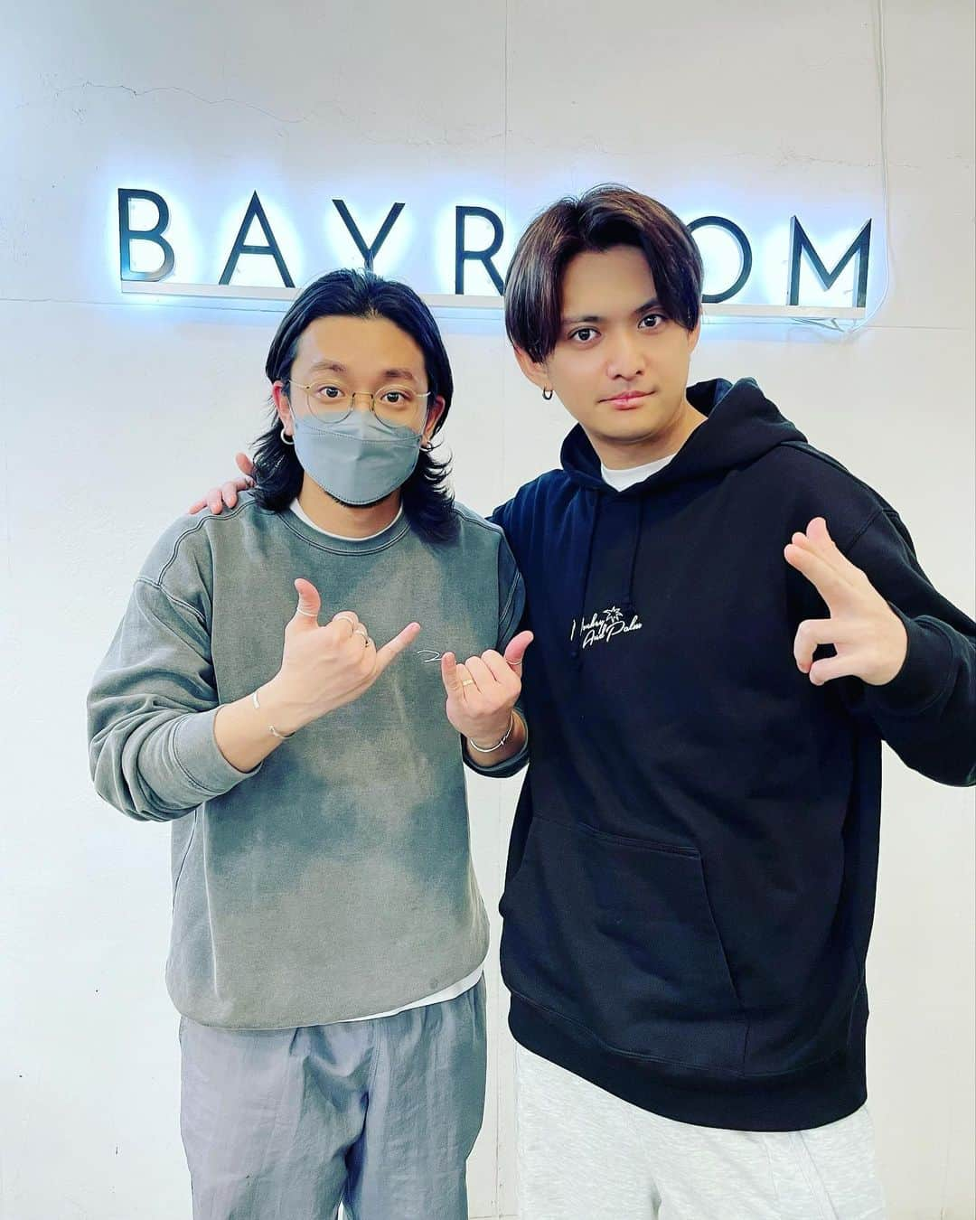 伊崎右典のインスタグラム：「THANKS！野村っち！ #honey #BAYROOM #伊崎右典」