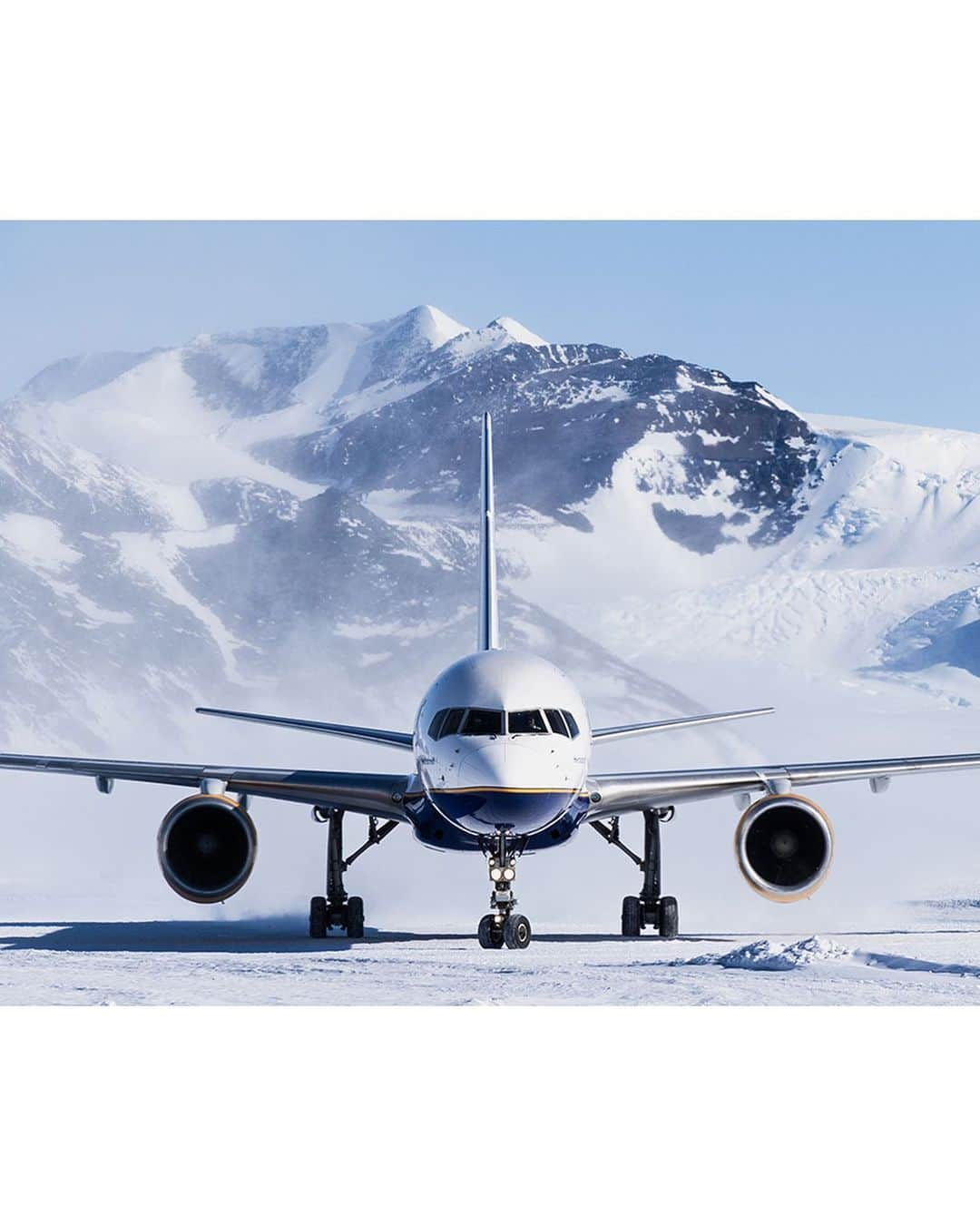 マイケル・ドーソンのインスタグラム：「Our first views of Antarctica onboard a Boeing 757. This flight was incredible. 4’ish hours across the Southern Ocean from Chile before landing on a glacier hidden in a valley on the Ellsworth Mountains.  The pilots were next level - landing and taking off in one of the craziest places. From here we jumped on a small Twin Otter and headed to the edge of the Ronne Ice Shelf 🎿   #antarctica #unionglacier @antarcticheritage」