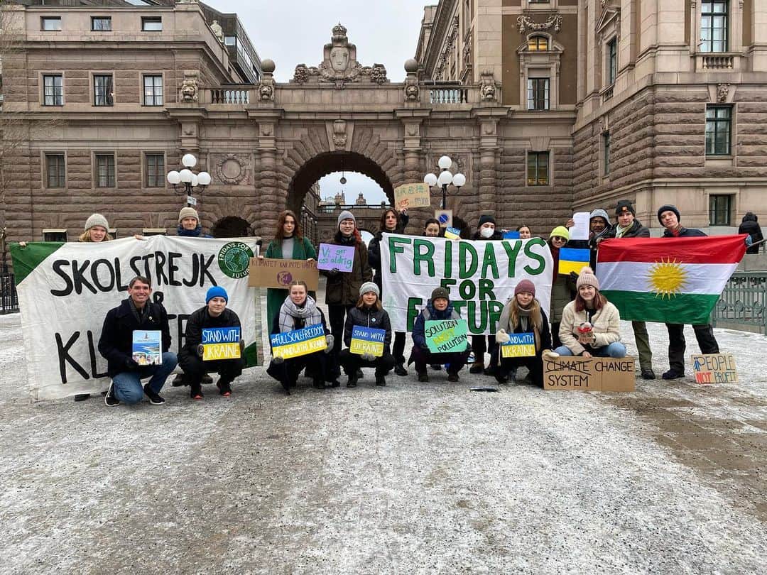 グレタ・トゥーンベリのインスタグラム：「Climate strike week 236. Today one year has passed since Russia invaded Ukraine, and we stand in solidarity with Ukrainians. Slava Ukraini. #FridaysForFuture #ClimateStrike #PeopleNotProfit」