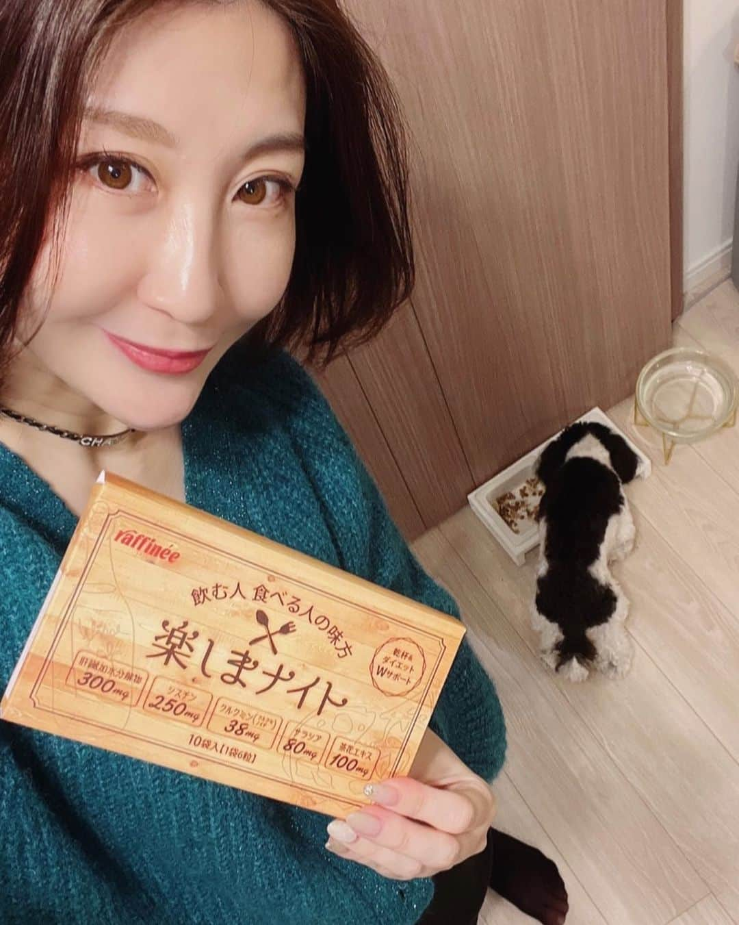 西丸優子さんのインスタグラム写真 - (西丸優子Instagram)「チルちゃん食べてますねぇ。  帰宅しまして、まず、レオチルにご飯☆ レオンはまだおもちゃに夢中です笑  これから私もご飯作ります。 オムライスにしよう！ その前に、今日も楽しまナイト飲みまーす♪  もうすぐ春ですね！ 髪をまた切って、カラーも少し明るくしました。 半年ちょっと前までずっとロングだったけど、短い自分にも慣れてきました。 短いと乾かす時間は三分の一位だし、 分け目やアレンジで雰囲気も変えられるので気に入ってます😊  #楽しまナイト　#ダイエット　#二日酔い対策」2月24日 17時56分 - yukonishimaru