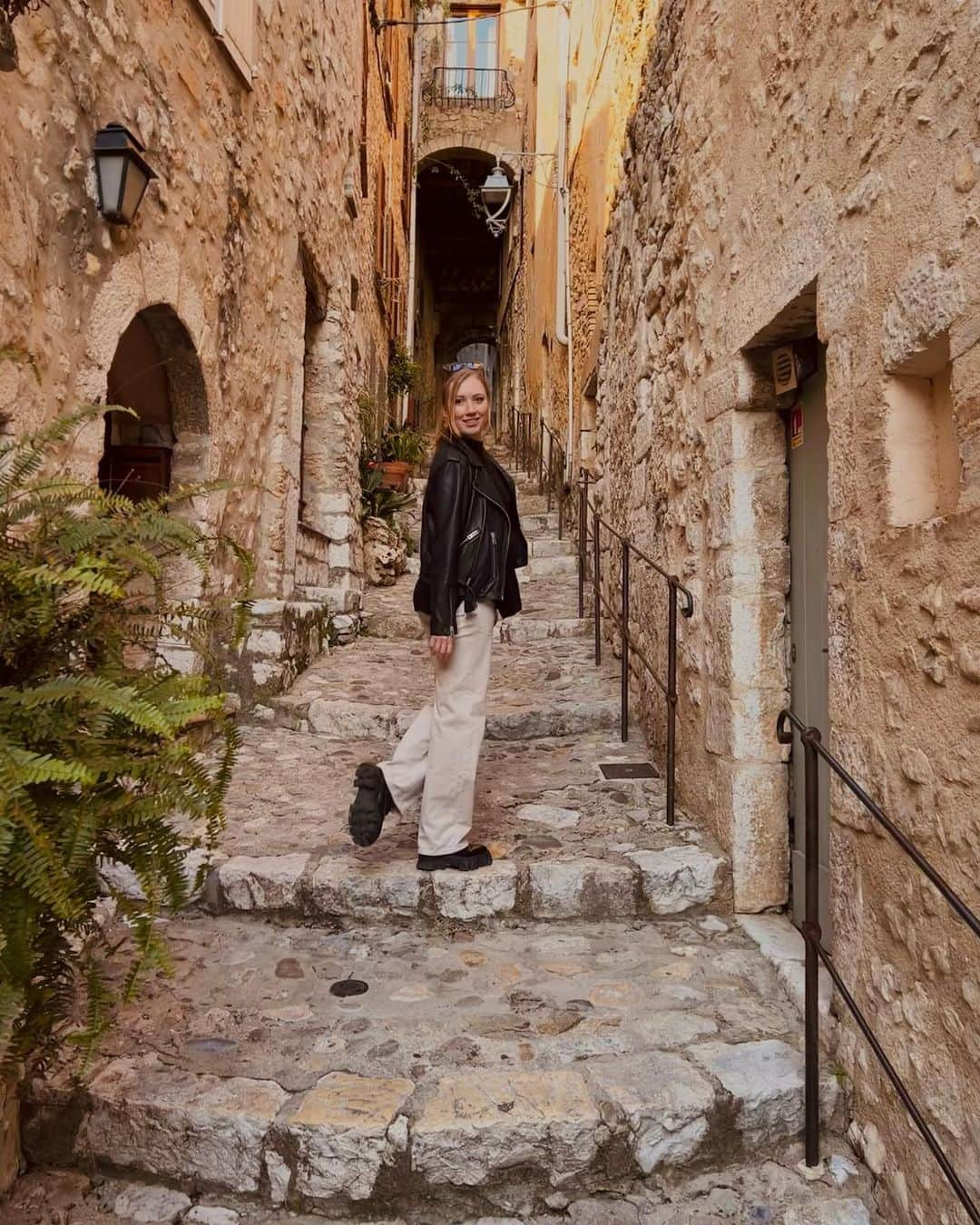 ティファニー・ザホースキさんのインスタグラム写真 - (ティファニー・ザホースキInstagram)「Just wandering the streets..✨   Saint-Paul-de-Vence is a medieval fortified village located in the southeastern part of France.  It was a strategic stronghold during the Middle Ages and a center of the silk trade in the 16th century.  Throughout the centuries, the town changed hands many times and various different eras left their mark on the village's architecture and culture.  Since the 20th century, it has become a haven for artists and intellectuals, including Pablo Picasso, Henri Matisse, and Marc Chagall, who spent time in the town and left behind a rich cultural legacy.  Today, Saint-Paul-de-Vence is a popular tourist destination known for its charming streets, vibrant cultural scene, and stunning views of the French Riviera.」2月24日 17時56分 - tiffytaz