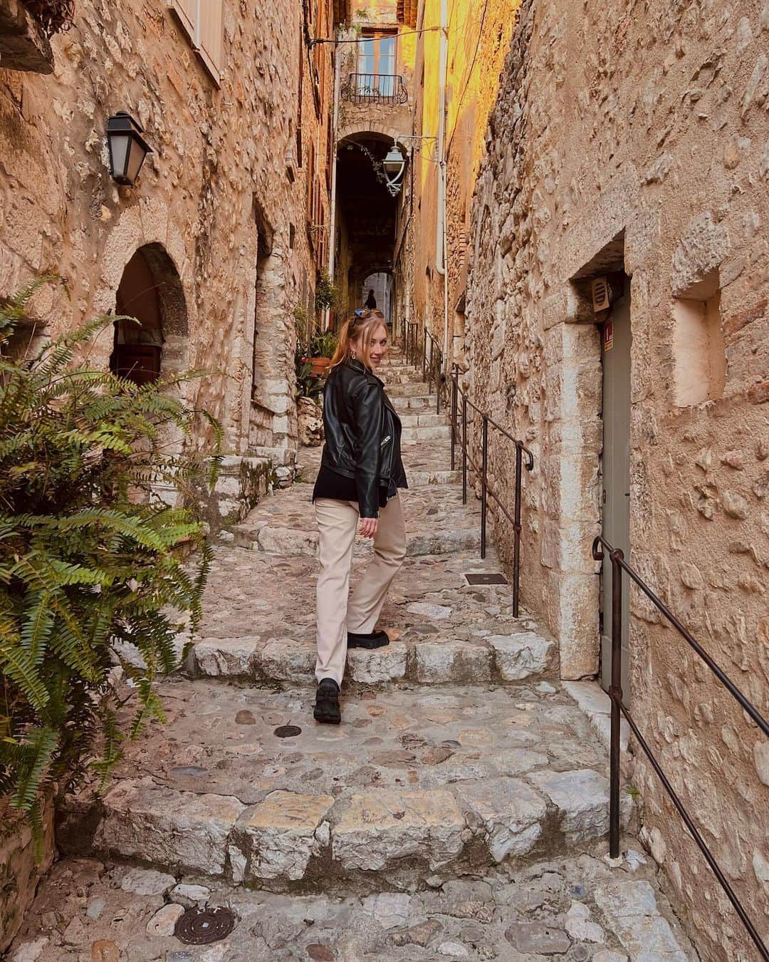 ティファニー・ザホースキのインスタグラム：「Just wandering the streets..✨   Saint-Paul-de-Vence is a medieval fortified village located in the southeastern part of France.  It was a strategic stronghold during the Middle Ages and a center of the silk trade in the 16th century.  Throughout the centuries, the town changed hands many times and various different eras left their mark on the village's architecture and culture.  Since the 20th century, it has become a haven for artists and intellectuals, including Pablo Picasso, Henri Matisse, and Marc Chagall, who spent time in the town and left behind a rich cultural legacy.  Today, Saint-Paul-de-Vence is a popular tourist destination known for its charming streets, vibrant cultural scene, and stunning views of the French Riviera.」
