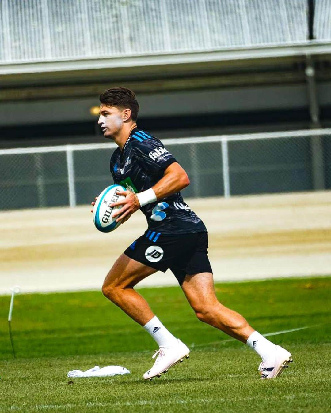 ボーデン・バリットのインスタグラム：「23’ season ready @bluesrugbyteam」