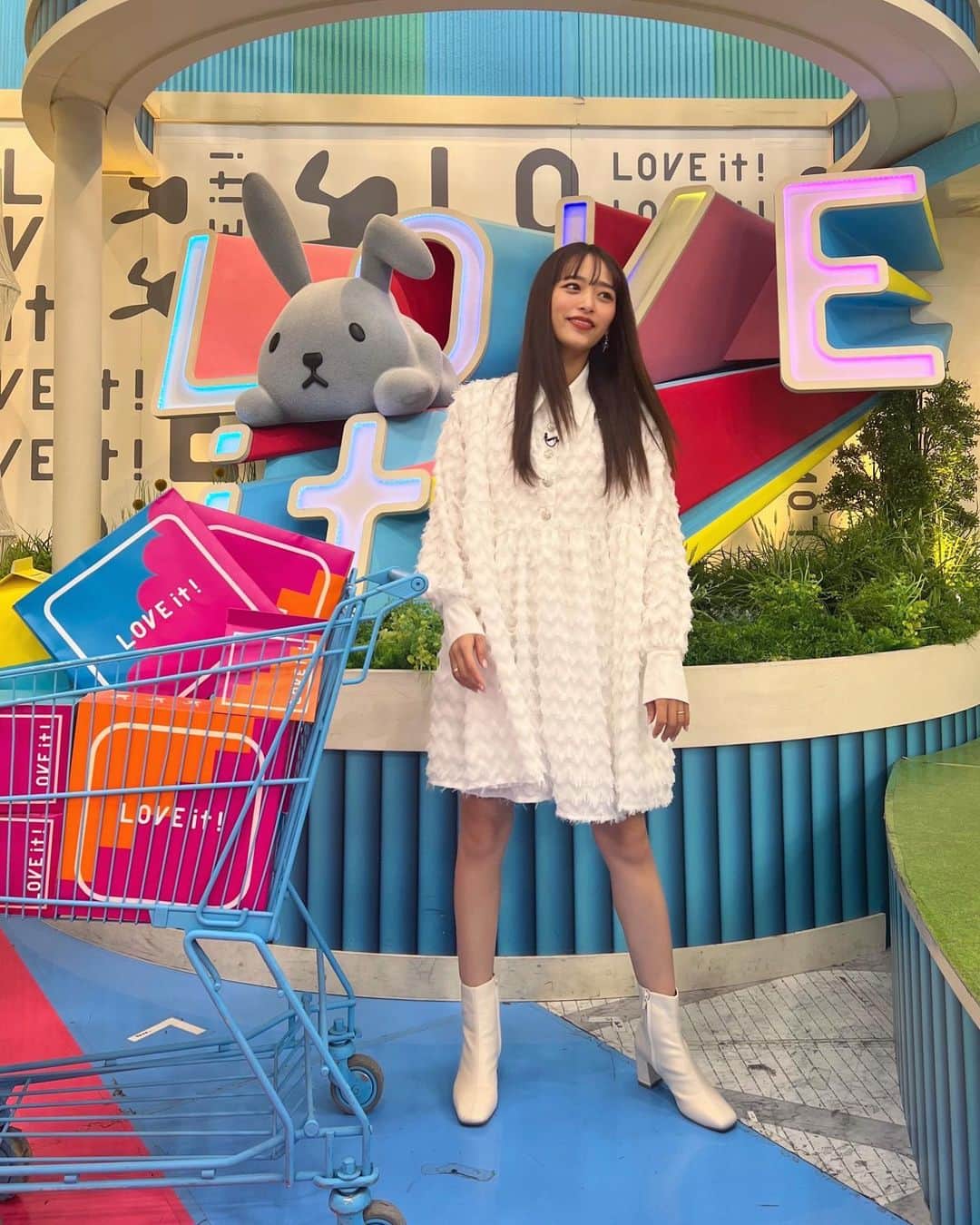 近藤千尋のインスタグラム：「今週もお疲れ様でした😊💕 今日は珍しく白い衣装😘 ラヴィットの宣材写真撮影もあったので 白い衣装を選びました🤍  今週はなかなかハードだったから 体調も崩れがち🥺 みんなも健康第一でね💓🙏  素敵な週末をお過ごしください❤️☺️  #近藤千尋衣装  one-piece @dreamsisterjane pierce @abiste_official」