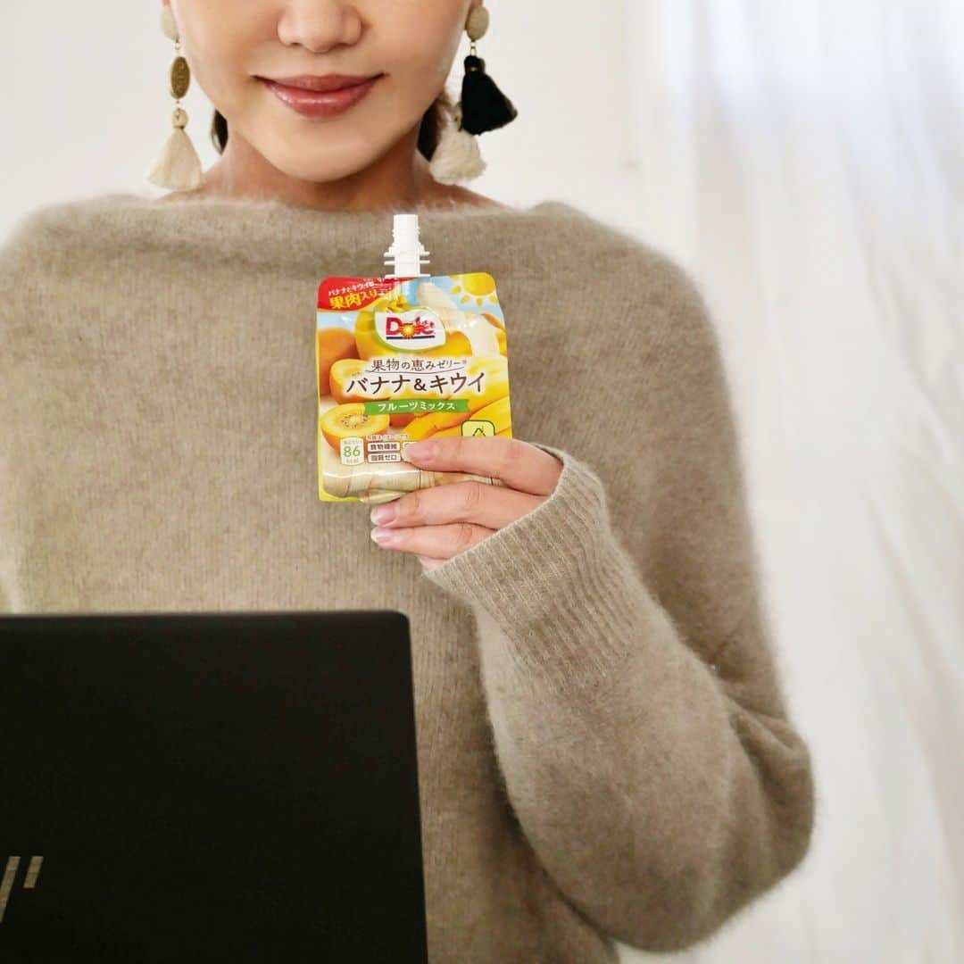 Dole_jp ドール ジャパンのインスタグラム：「＼みなさんは「一日三食」食べられてる🤔？／ ぜひコメント欄に、「ごはん」の絵文字で教えてください！  ・～・～・～・～・～・～・～・～・～・ しっかり三食食べている！ →🍚🍚🍚 基本的に二食！ →🍚🍚 一食のことも多々ある...！ →🍚 ・～・～・～・～・～・～・～・～・～・  お仕事や家事、育児などで 毎日バタバタされている方も多いのでは？  多忙な生活の中では、まとまった時間を確保できず、 朝ごはんやお昼ごはんを食べられない..ということもありますよね😢  そんな時は、隙間時間にササッと食べられる 果物の恵みゼリー バナナ＆キウイ フルーツミックスがおすすめ✨  ワンハンドで手軽に食べられるので、仕事中や外出時にもぴったりです♪  ・‥…━…‥・‥…━…‥・‥…━…‥・⁣⁣⁣⁣⁣ ドールの高品質フルーツを使ったレシピや新商品情報、ドールのある暮らし（Doleライフ）などを発信中！⁣⁣⁣⁣⁣ ⁣⁣⁣⁣⁣ 他の投稿も気になる方は、⁣⁣⁣⁣⁣ ぜひプロフィール（ @dole.sunshine.jp ）からチェックしてくださいね🍌⁣⁣⁣⁣⁣ ・‥…━…‥・‥…━…‥・‥…━…‥・⁣⁣⁣⁣  #ドール #Dole #果物の恵みゼリー #ゼリー #フルーツ #果物 #フルーツ好き #果物好き #バナナ #ドールバナナ #レジスタントスターチ #バナナ好き #食物繊維 #キウイ #キウイフルーツ #朝食 #朝ごはん #朝ご飯 #お昼ごはん #お昼ご飯 #おやつ」